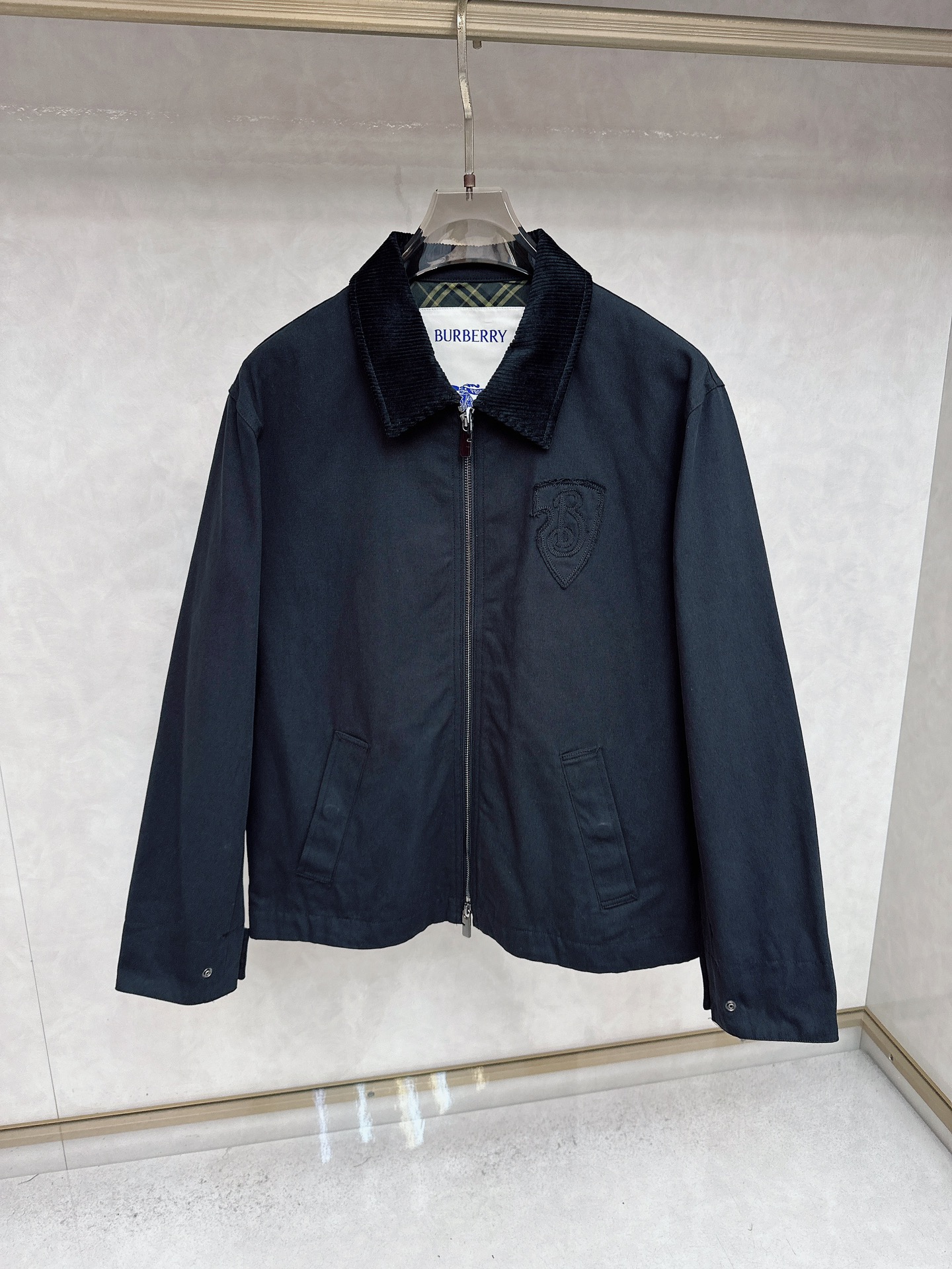 NO:548680,BR Burberry, 2025 new men's casual custom jacket. Wearing a simple and capable casual jacket, you will instantly return to fashionable and domineering, and be full of vitality. The most popular zipper design before history, all the fabrics need to be customized, full of luxury. The slim tailoring reflects our perfect body shape and can be easily controlled regardless of weight. Super versatile style, no matter how big it is, suitable for wearing different age groups. High street wear style, matching tools. Size S-XL is complete with three standards. The next day, burberry, jackets & coats, jackets & coats, alexander wang19860909BR 巴宝莉、2025新款男士休闲定制夹克外套.穿上简约干练的休闲外套,瞬间重回时髦霸气,又是活力满满的状态.史前最流行的拉链设计,面料全部需要定制,奢华感十足.修身的剪裁体现出我们完美的体型无论胖瘦都可以轻松驾驭.超百搭款式,不挑身材的款,适合不同年龄段穿着.高街实穿款,搭配利器 尺码 S-XL 三标齐全 隔天,,burberry,jackets & coats,jackets & coats,alexander wang,Men's clothing