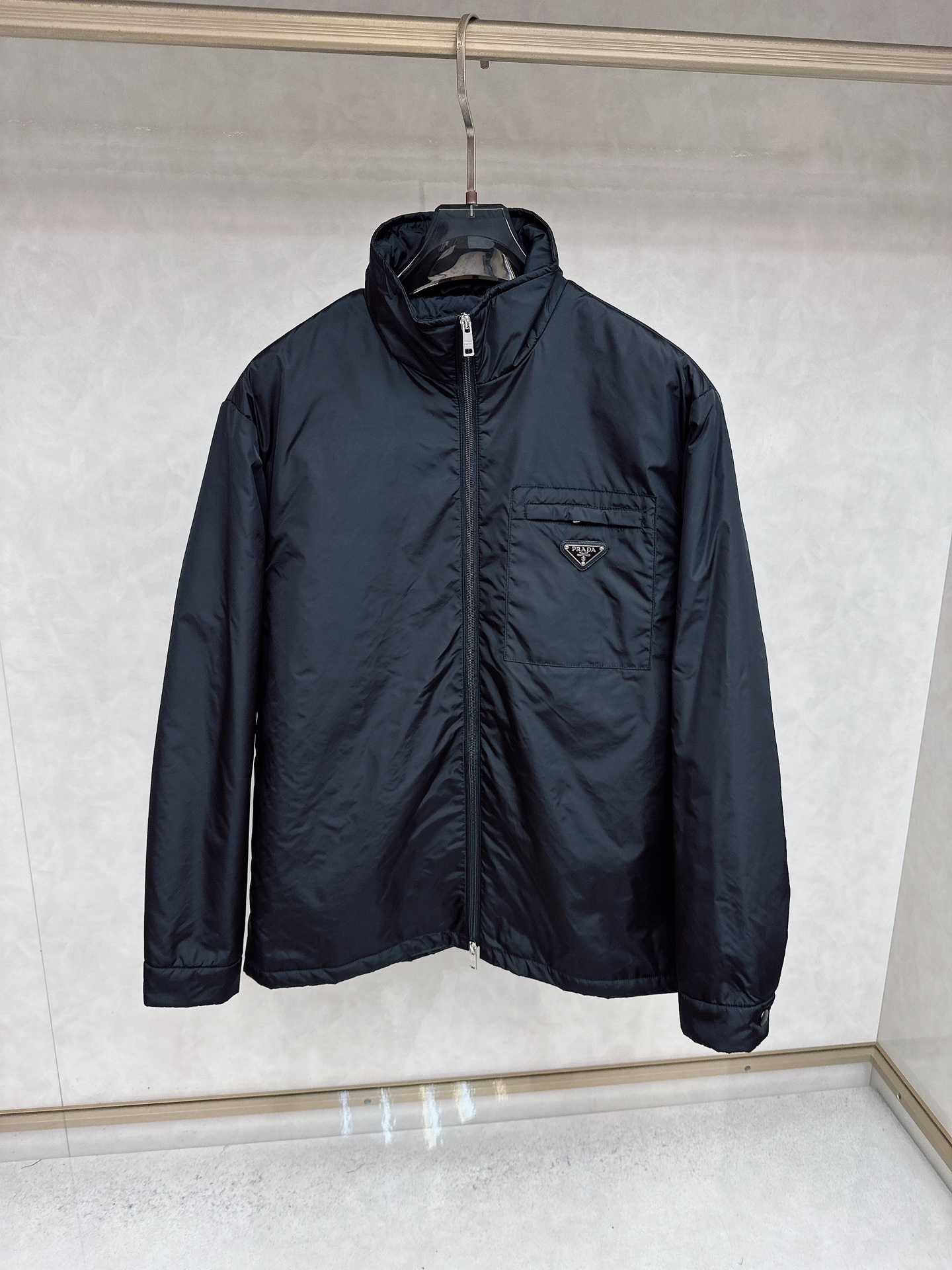 NO:548684,prada 25 new stand-up collar triangle micro-label cotton jacket SIZE SMLXL This jacket is designed with a stand-up collar, double zipper closure, and a chest zipper small label bag with exclusive triangle micro-label. The style is both unique and extremely warm, and the upper body effect is very handsome, highly recommended!  ,,prada,prada,jackets & coats,jackets & coats,alexander wang19860909prada 普拉达 25新款立领三角微标棉夹克外套 SIZE SMLXL 此款夹克以立领式设计,双拉链开合,前胸拉链小标袋搭配有独家三角微标,款式既独特又极具保暖性,上身效果非常帅气,强烈推荐！,,prada,prada,jackets & coats,jackets & coats,alexander wang,Men's clothing