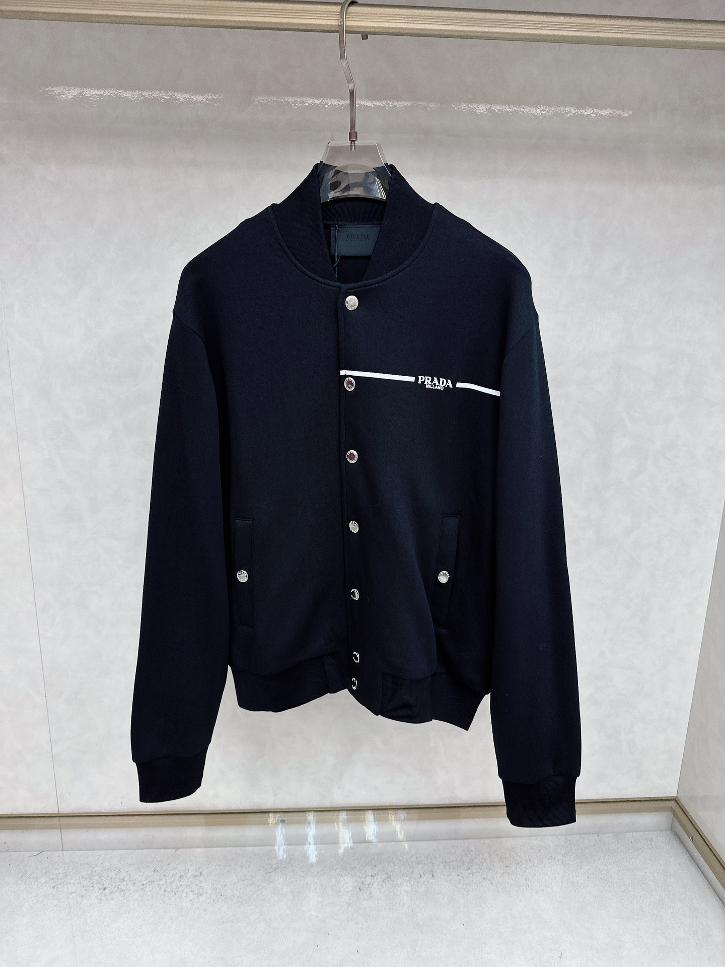 NO:548688,PA Prada 25SS new baseball uniform jacket. This baseball uniform is made of 100% imported pure cotton fabric. It has an exclusive three-dimensional letter logo print design on the front chest and a metal engraved four-button closure. The upper body effect is great. It is an exclusive series that combines comfort and sophistication. It is practical and versatile. Highly recommended!  Size S M L19860909PA 普拉达 25SS新款棒球服夹克外套,这款棒球服采用百分百进口纯棉面料制作而成,前胸专属立体字母logo印花图案设计,金属刻字四合扣开合,上身效果超赞,兼具舒适性和精致感的专属和系列,实用百搭 ,强烈推荐！ 码数S M L XL 三标齐全 隔天,,prada,jackets & coats,jackets & coats,alexander wang,Men's clothing