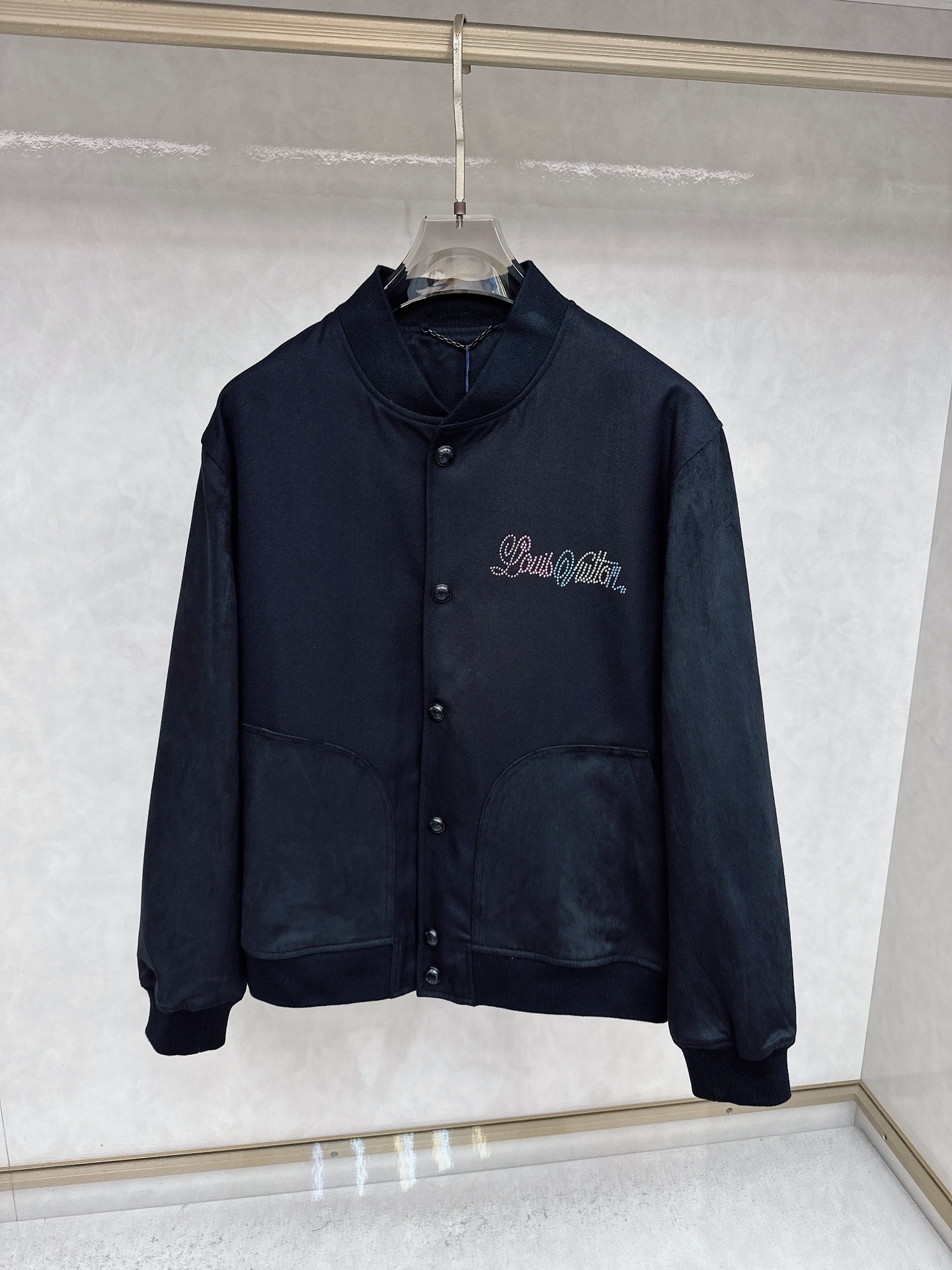 NO:548692,Lv 25SS new hybrid leather baseball tunic jacket, this baseball tunic jacket expresses elegant style in deep tones. The wool cuts out the exquisite body, which conflicts with the non-suede sleeves and pockets. The handwritten logo injects gradient color on the chest, and the back is embroidered with large Monogram floral and pearlescent logo. The style is novel and unique, highly recommended!  S-XL with three standards. The next day, louis vuitton, jackets & coats,alexander wang19860909Lv 25SS新款混合皮革棒球束腰夹克,本款棒球束腰夹克以深邃色调道出典雅风尚.绵羊毛裁出考究衣身,与正绒面革衣袖和口袋碰撞质感反差.手写体标识为胸前注入渐变色彩,背部刺绣大号Monogram花卉与珠光标识.款式新颖独特,强烈推荐！ 码数S-XL 三标齐全 隔天,,louis vuitton,jackets & coats,alexander wang,Men's clothing