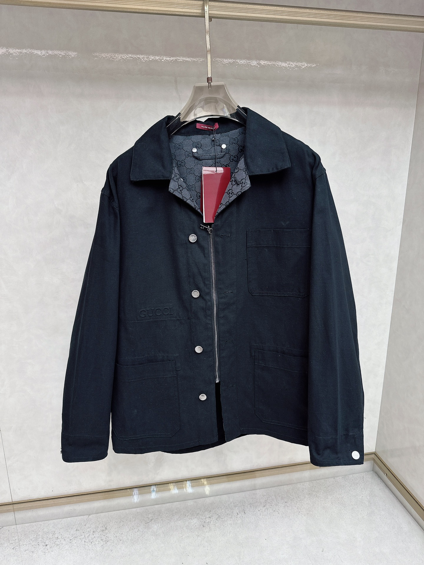 NO:548696,GU Gucci 25 new GG jacquard canvas jacket. This black fabric is crafted with GG canvas. The front zipper and button closure show a unique charm. Highly recommended. Sizes S-XL. Three complete sizes. Next day,,gucci,jackets & coats,alexander wang19860909GU 古驰 25新款GG提花帆布夹克 这款黑色面料搭配GG帆布匠心打造 正面拉链和纽扣开合 尽显别致风韵 强烈推荐 尺码S-XL 三标齐全 隔天,,gucci,jackets & coats,alexander wang,Men's clothing