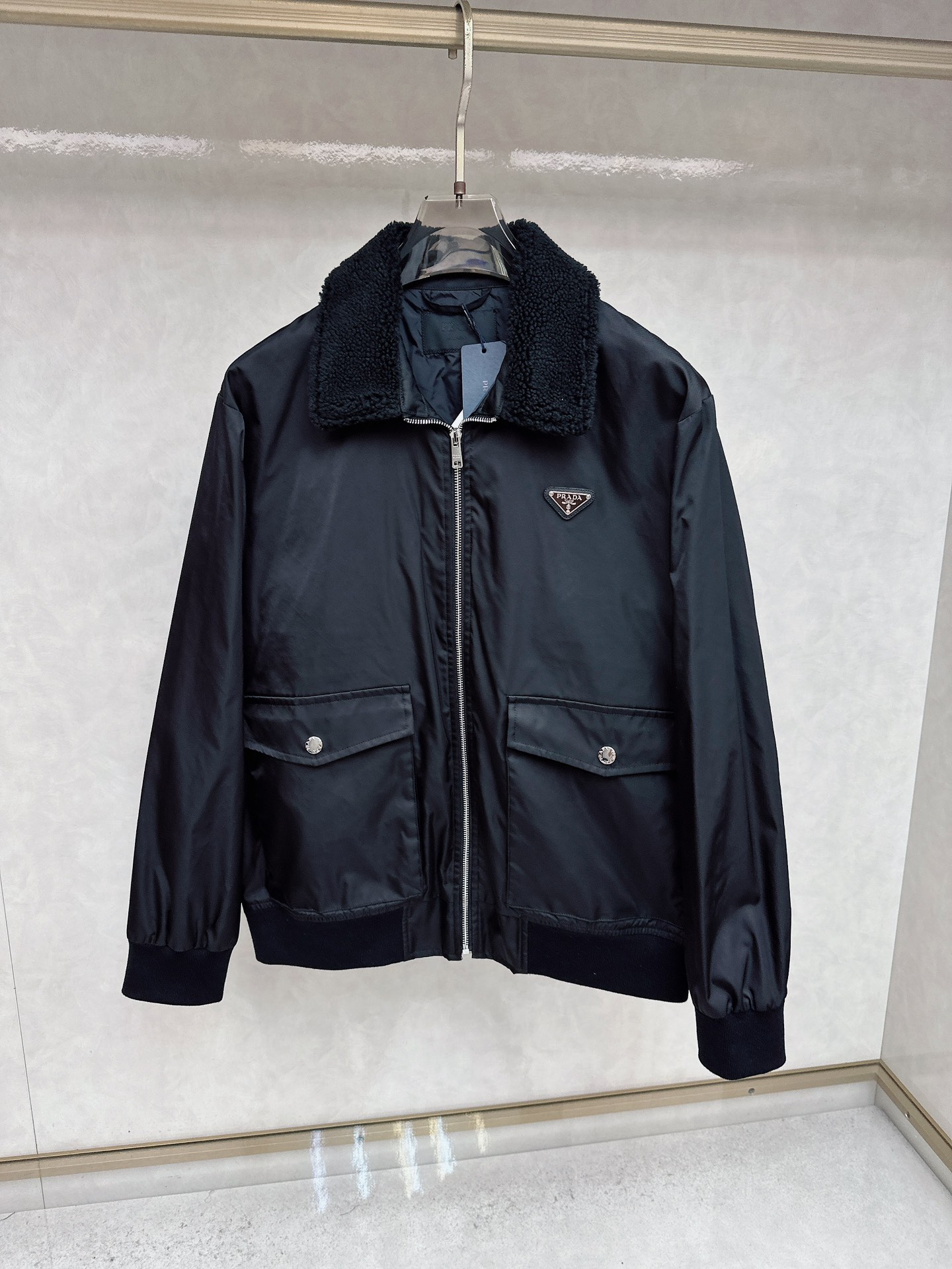 NO:548707,Prade25SS new fur collar triangular micro-label jacket, this jacket is made of recycled nylon fabric, the collar is fur design, the front chest is decorated with triangular micro-label, and two large pocket bags. The style is very unique and novel, with a great sense of class, and the upper body effect is huge and beautiful, highly recommended!  Count 46 48 50 52,,prada,jackets & coats,jackets & coats,alexander wang19860909Prade25SS新款毛毛领三角微标夹克外套,这款夹克采用再生尼龙面料制作而成,领子采用毛毛设计,前胸饰有三角微标,两大兜袋,款式非常独特新颖,档次感超赞,上身效果巨好看,强烈推荐！ 码数46 48 50 52,,prada,jackets & coats,jackets & coats,alexander wang,Men's clothing