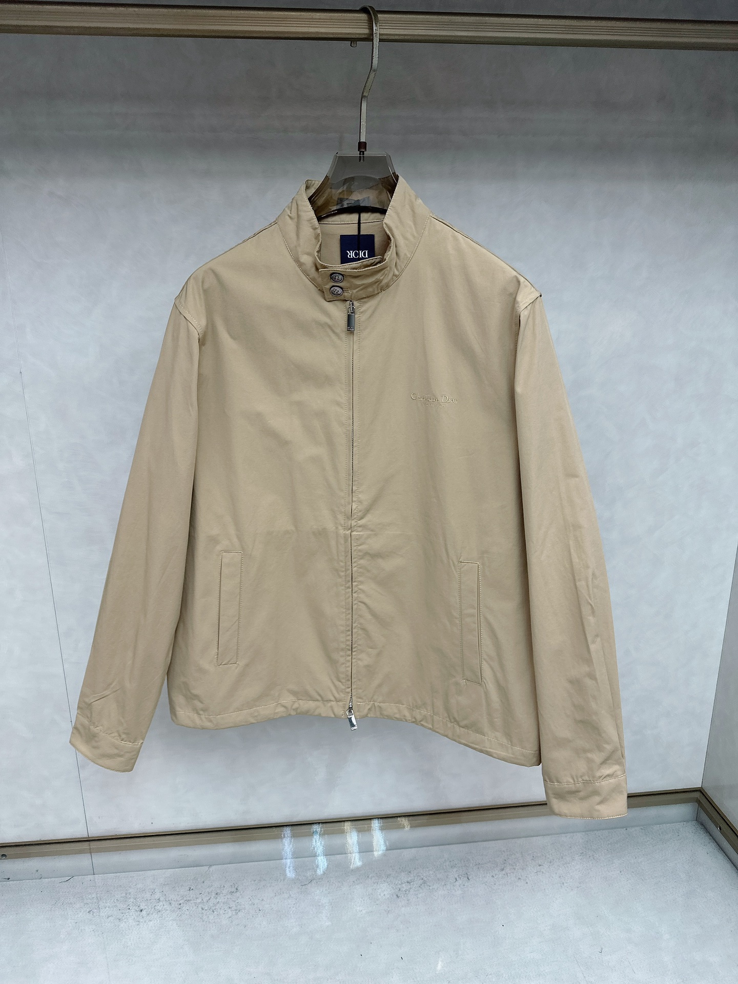 NO:548713,DR Dior 25 new zipper shirt jacket made of cotton blend fabric, embroidered on the chest with the same color brand embroidery with side pockets and drawstring bottom edge Zipper style Custom hardware Size M-3XL Complete three standards The next day,,dior,jackets & coats,shirts,alexander wang19860909DR 迪奥25新款拉链衬衫夹克 采用棉质混纺面料制作 胸前饰以同色品牌刺绣 搭配边口袋和抽绳底边 拉链款式 定制五金 尺码M-3XL 三标齐全 隔天,,dior,jackets & coats,shirts,alexander wang,Men's clothing