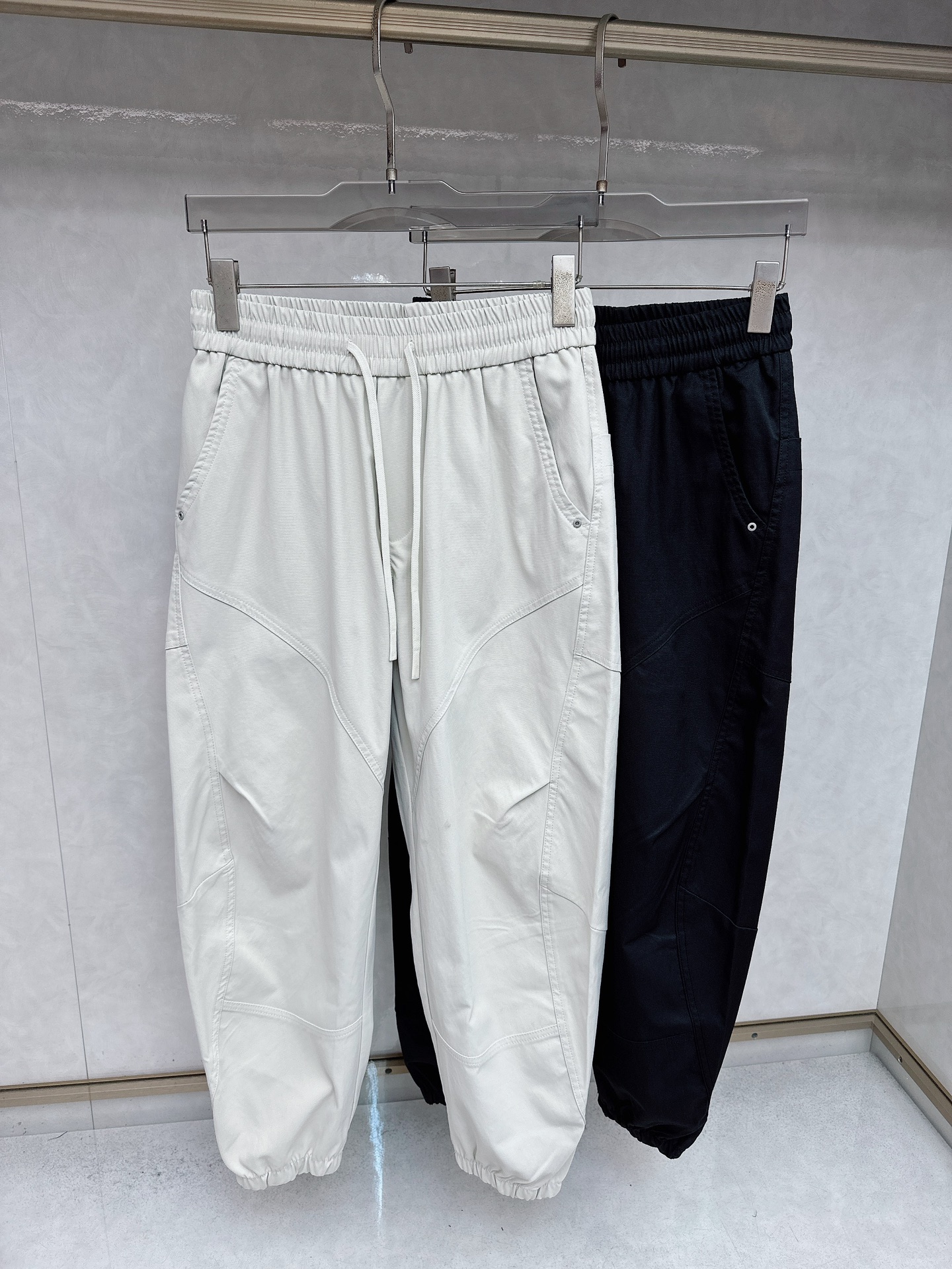 NO:550423,LV 2025 summer latest casual pants counter 1:1 top replica, full quality!  A must-have item for trendy people!  The old iron who knows the goods quickly starts with size M-3xl, louis vuitton, alexander wang19860909LV 2025夏季最新休闲裤专柜1:1顶级复刻,全品相！潮人必备单品！懂货的老铁赶紧下手 尺码M-3xl,,louis vuitton,alexander wang,Men's clothing