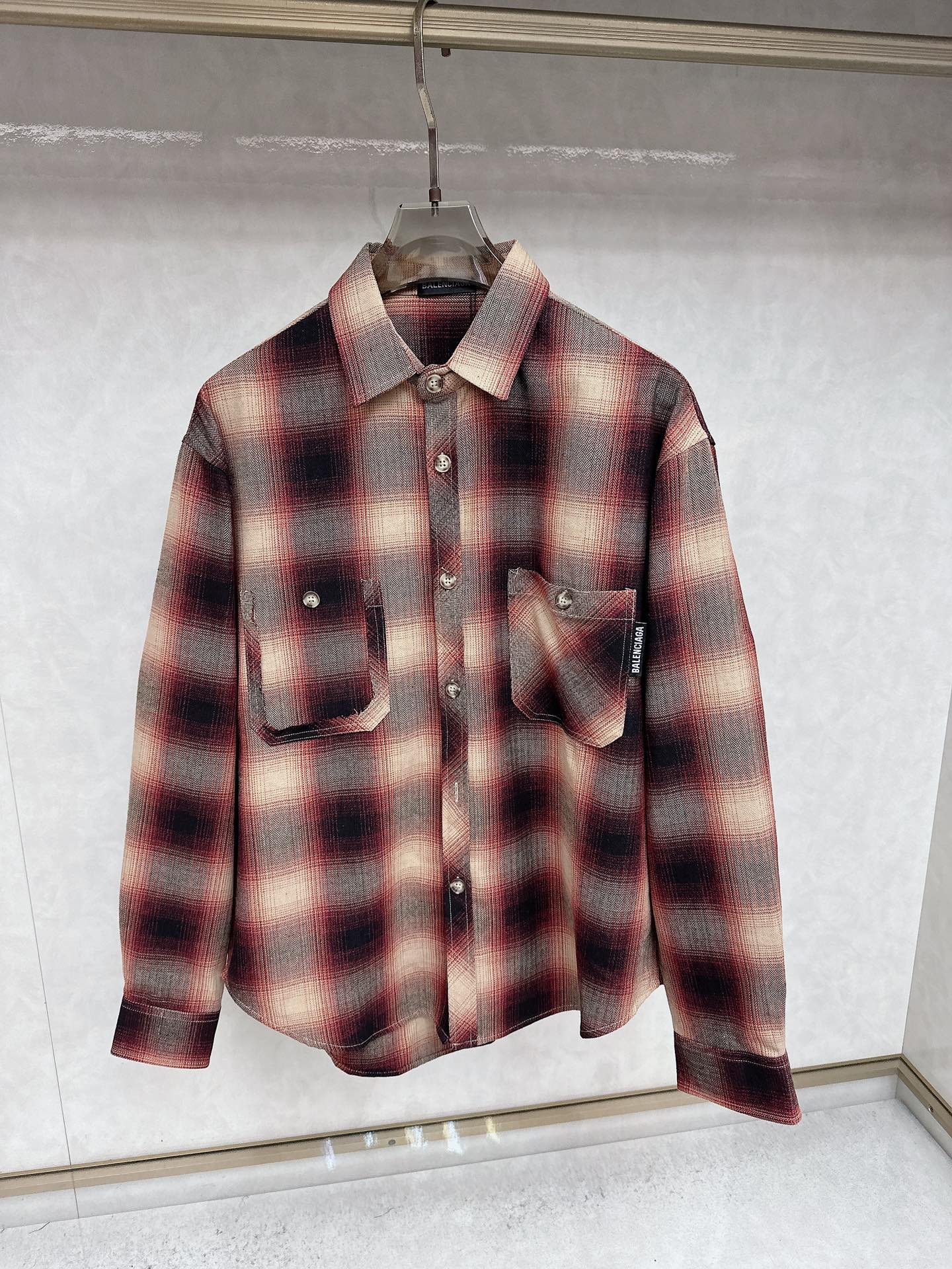 NO:550408,Balenciag, custom-made classic long lemon cotton material, which achieves the same texture on both sides and the original version. The texture is visible to the naked eye. The upper body is three-dimensional and stylish. It is close to the body and comfortable and soft. The front is decorated with homogeneous clean fit. The design of the lattice makes the stereotype fashionable and fresh. It is straightforward and relaxed. The sense of high-end is told. The fabric surface is flat and crisp. Size M-XXL,,balenciaga,alexander wang19860909Balenciag ,定制经典长绒棉料 做到双面不同纹理和原版一致 质感肉眼可见 上身立体有型 贴身舒适柔软 前幅饰以同质化clean fit展示 搭配Balenciag 格子的设计使的刻板印象变得潮流鲜活 率性和松弛并备 高级感娓娓道来 布料表面平整挺括 尺码M-XXL,,balenciaga,alexander wang,Men's clothing