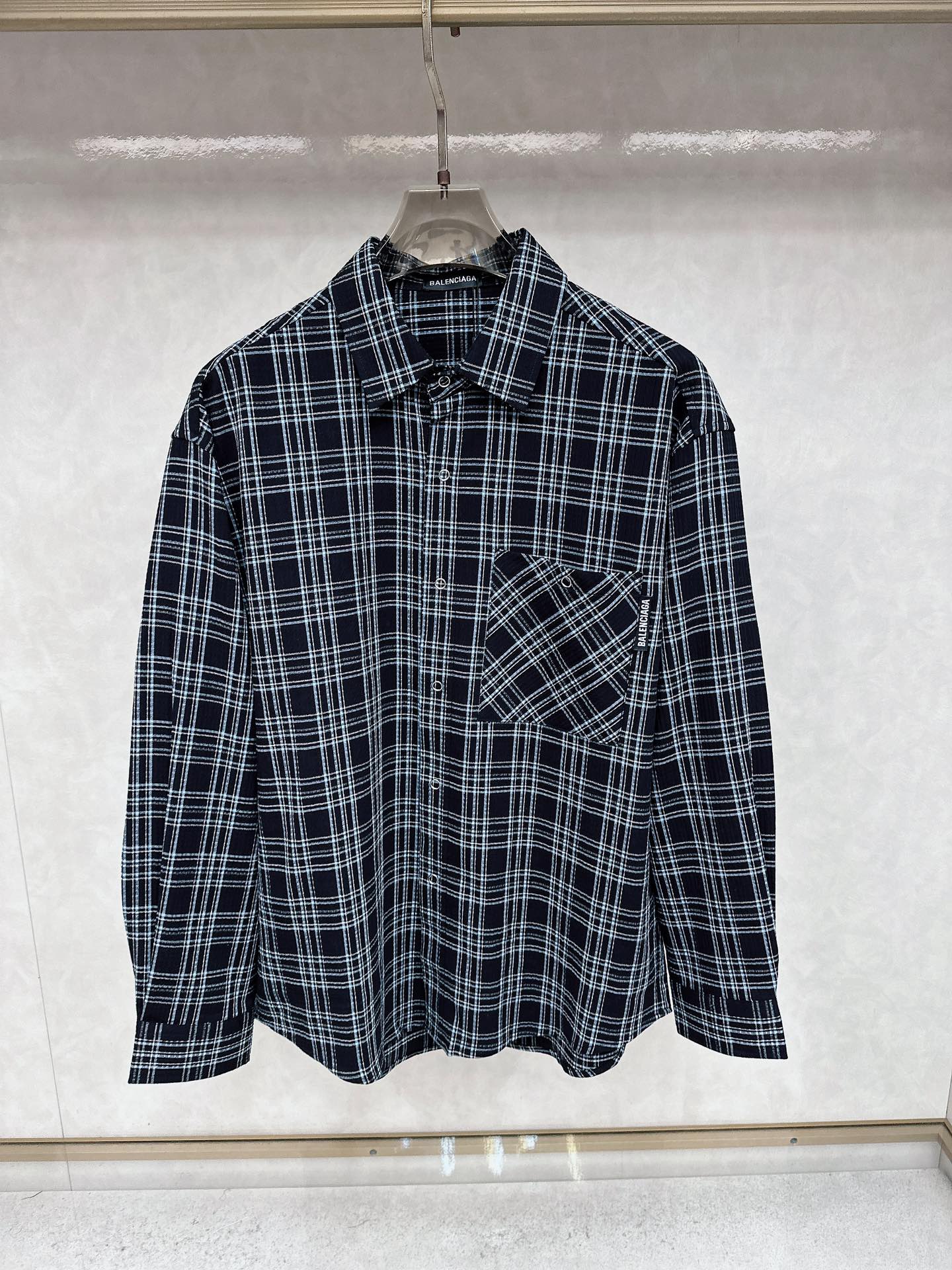 NO:550410,Balenciag, custom-made classic long lemon cotton material, which achieves the same texture on both sides and the original version. The texture is visible to the naked eye. The upper body is three-dimensional and stylish. It is close to the body and comfortable and soft. The front is decorated with homogeneous clean fit. The design of the lattice makes the stereotype fashionable and fresh. It is casual and relaxed. The sense of high-end is told. The fabric surface is flat and crisp. Size M-XXL,,balenciaga,balenciaga,alexander wang19860909巴黎世家Balenciag ,定制经典长绒棉料 做到双面不同纹理和原版一致 质感肉眼可见 上身立体有型 贴身舒适柔软 前幅饰以同质化clean fit展示 搭配Balenciag 格子的设计使的刻板印象变得潮流鲜活 率性和松弛并备 高级感娓娓道来 布料表面平整挺括 尺码M-XXL,,balenciaga,balenciaga,alexander wang,Men's clothing