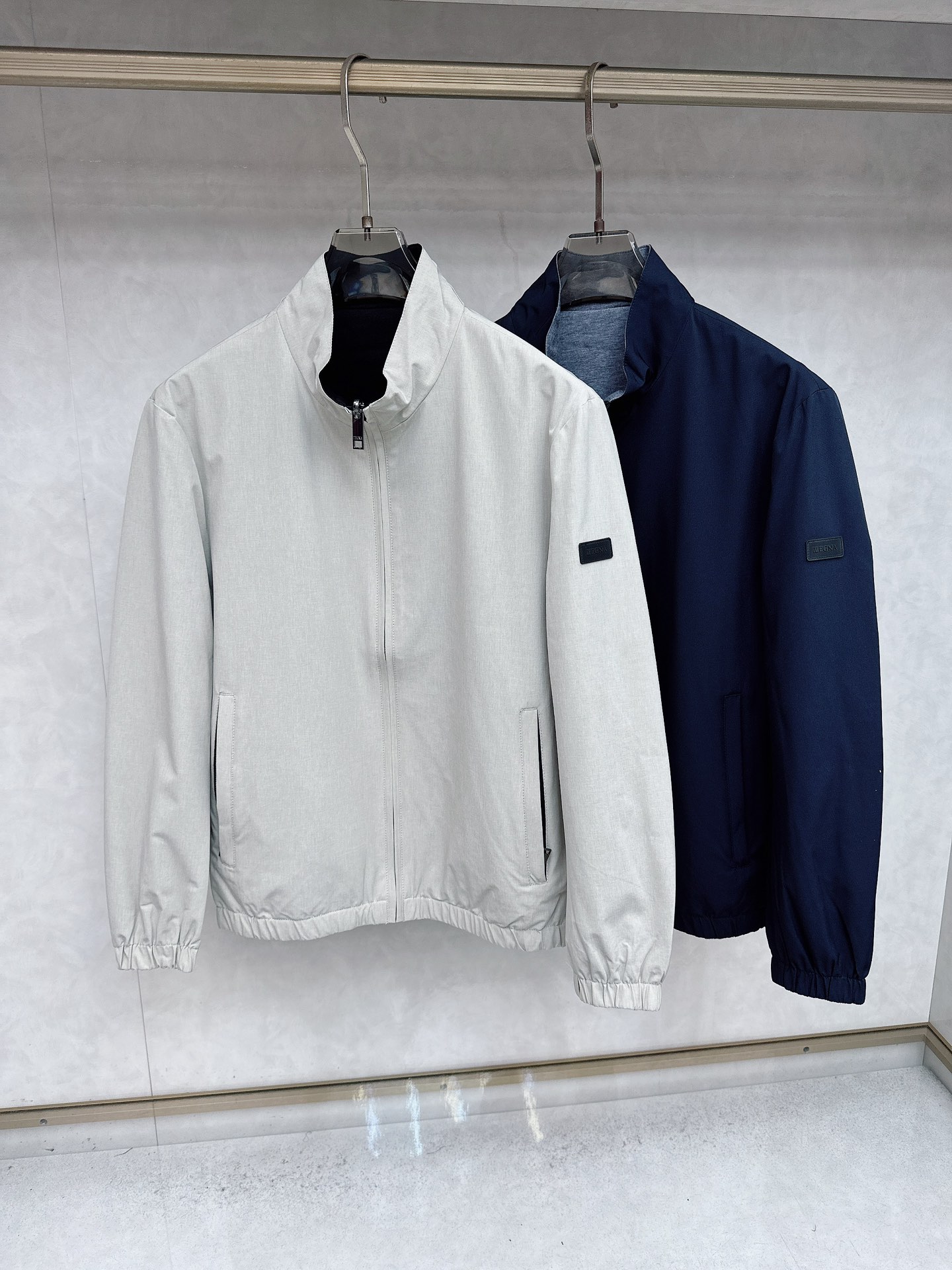 NO:550424,Zegna 2025ss Spring Latest Jegna Stand Collar Casual Jacket Double-sided Spring Jacket High-end Quality, High-end Production Technology, The fabrics and hardware are customized, breathable and comfortable to fit into a fabric. The logo adopts the current popular embroidery design, the upper body is handsome and stylish, not restrained at all, and the upper body is super comfortable!  The whole piece is super cool and upscale!  The upper body is not thick, showing the fashionable and personalized atmosphere!  Number of codes: M-XXXL, zegna, jackets & coats, alexander wang19860909杰尼亚 Zegna 2025ss春季最新款 杰尼亚立领休闲外套 双面穿春款外套高端品质、高档制作工艺,版型面料五金都是定制,透气舒适合成面料,Logo采用时下流行刺绣设计,上身帅气有型,一点不拘束、上身超级舒适！整件超级酷炫上档次！上身不厚重,尽显时尚个性气息！码数:M-XXXL,,zegna,jackets & coats,alexander wang,Men's clothing