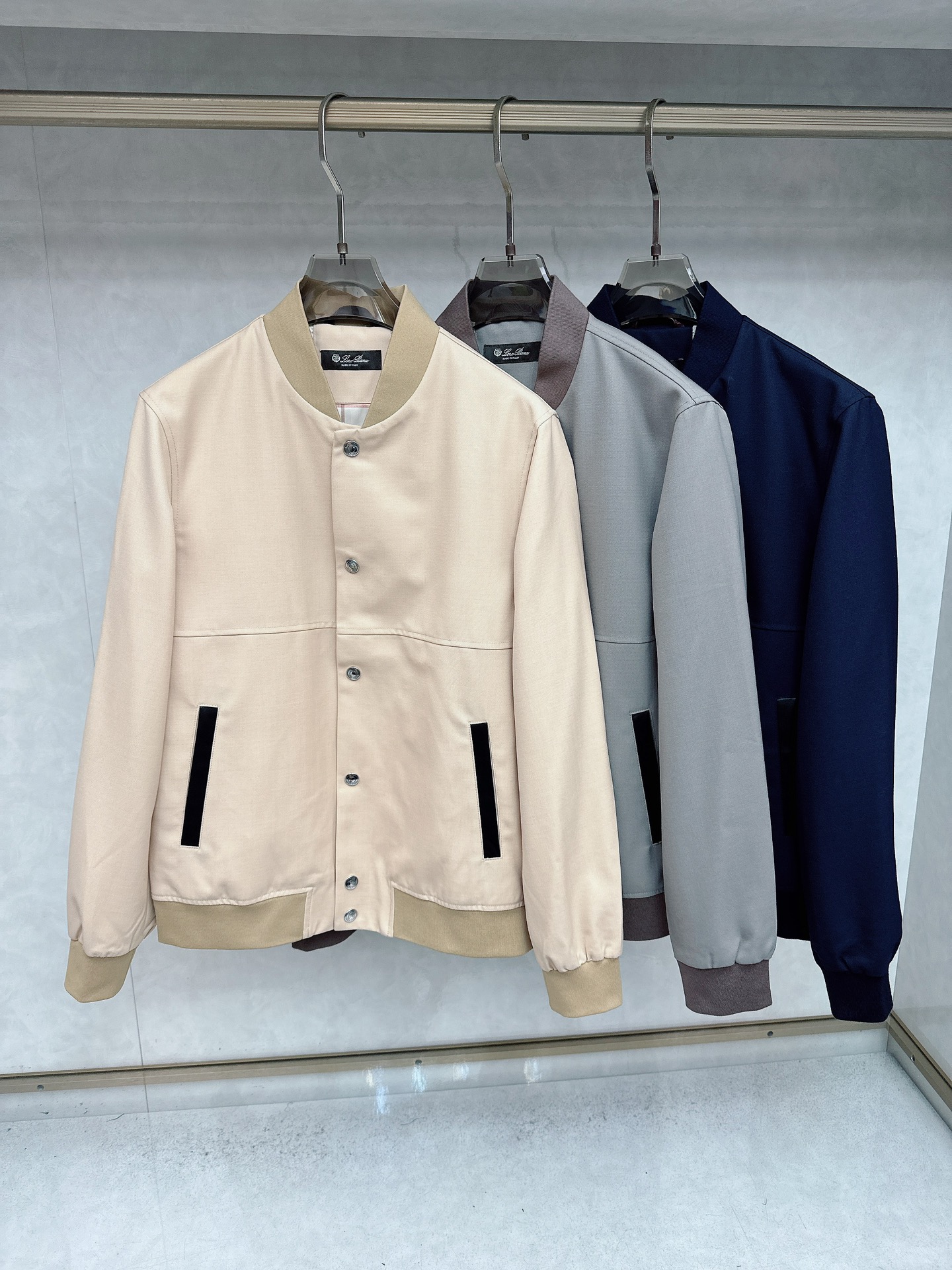 NO:550426,(Loro Piana) redefined the luxury and style of the flight jacket with its excellent craftsmanship and ultimate pursuit of details.], a legendary brand from Italy, has won praise from the global fashion industry since its establishment for its excellent quality and unique design. Each product carries the pursuit of perfection and respect for natural materials. In terms of design, classic flight jacket elements are retained, such as stand collars, multi-pockets, straight-silhouette tailoring, etc., while integrating modern fashion concepts. The wool-blend flight jacket retains these classic elements and has been modernized to create fashionable items that are both retro and avant-garde. The unique tailoring and styling design can perfectly fit the body, showing the wearer's elegant temperament and confident style.  The flight jacket originated in the military aviation field and has unique stand-up collars, multi-pockets and fitted tailoring. The wool-blend flight jacket retains these classic elements and has been modernized and improved and designed. The specially treated wool-blend fabric has the functions of windproof and breathable, which is suitable for wearing in variable climates. The wool-blend flight jacket is suitable for daily leisure and business and leisure occasions. Its classic design and high-quality fabric make the jacket highly versatile. Size 48-56, loro piano, jackets & coats, alexander wang19860909（Loro Piana）以其卓越的工艺和对细节的极致追求,重新定义了飞行夹克的奢华与风范】,一个源自意大利的传奇品牌,自创立以来便以卓越的品质和独特的设计赢得了全球时尚界的赞誉.每一件产品都承载着对完美的追求和对自然材质的尊重. 设计上,保留了经典的飞行夹克元素,如立领、多口袋、挺廓剪裁等,同时融入现代时尚理念,羊毛混纺飞行夹克保留了这些经典元素,并进行了现代化的改良和设计,打造出既复古又前卫的时尚单品.独特的剪裁和版型设计,能够完美贴合身形,展现出穿着者的优雅气质和自信风采. 飞行夹克起源于军事航空领域,具有独特的立领、多口袋和合身剪裁等特点.羊毛混纺飞行夹克保留了这些经典元素,并进行了现代化的改良和设计. 经过特殊处理的羊毛混纺面料具备防风、透气等功能,适合在多变的气候条件下穿着. 羊毛混纺飞行夹克既适合日常休闲,也适合商务休闲场合.其经典的设计和优质的面料使得夹克具有很高的百搭性. 码数48-56,,loro piana,jackets & coats,alexander wang,Men's clothing