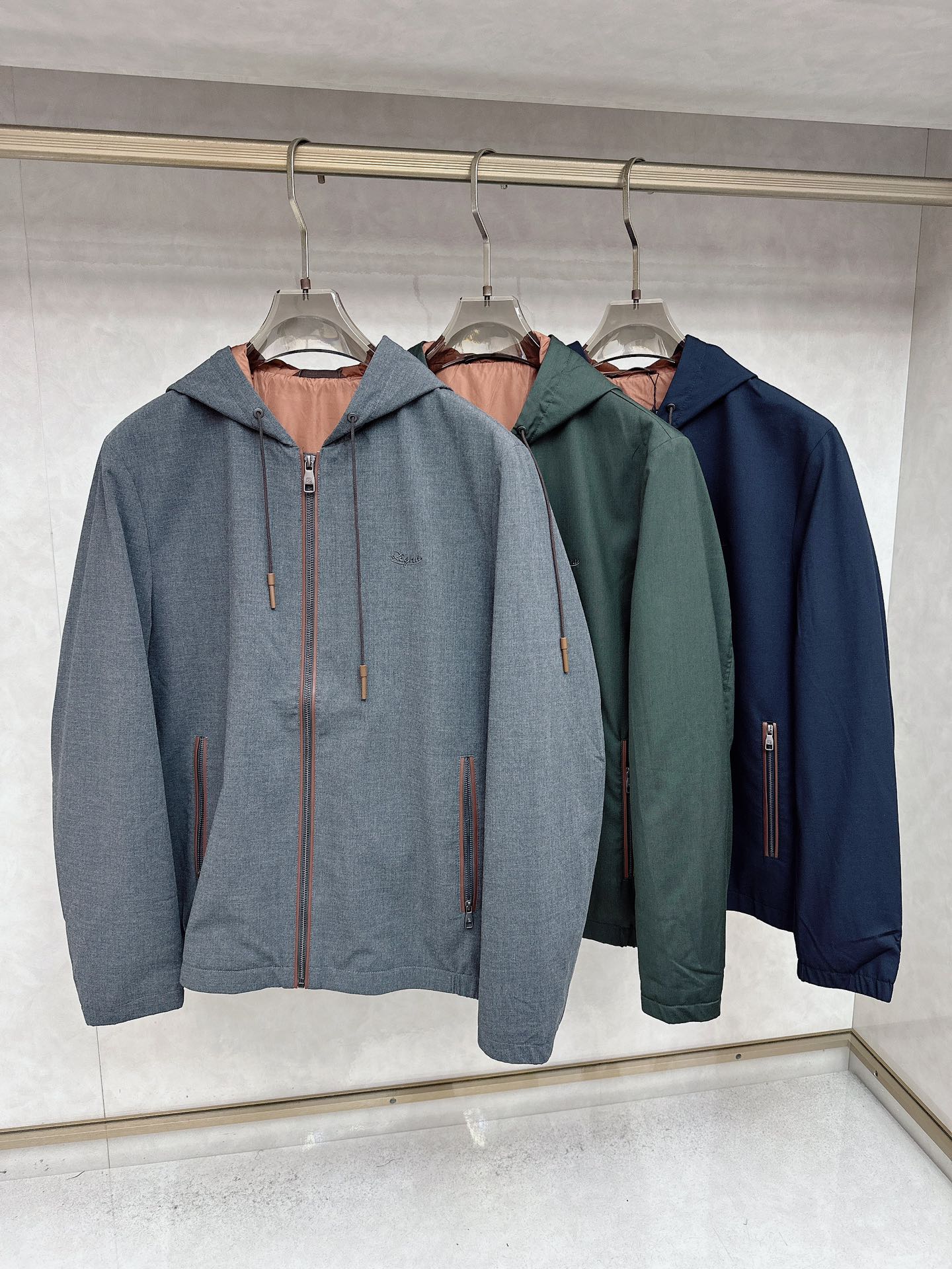 NO:550432,Zegn*Jenia 2025FW autumn and winter men's hooded silk cotton cotton coat, on sale, dense and warm, very soft and tough, and the warmth effect is more prominent than ordinary cotton, simple European and American style, dazzling orange lining with inner inner, original hardware zipper accessories, all printed with brand logo, Italian tailoring, streamlined design is capable and tough. The single-breasted zipper design is casual and generous, and the upper body is definitely better than the imagined item, gift for others Size M-3XL, zegna, jackets & coats, hats, alexander wang19860909Zegn*杰尼亚 2025FW年秋冬男士连帽蚕丝棉棉衣外套,在售款,密实保暖,非常柔软有韧性,保暖效果比一般的棉更显著,欧美简约风格,内里耀眼的橘色内衬,原版五金拉链配件,全部印有品牌logo,意式剪裁,流线设计干练硬朗.单排扣拉链的设计,休闲大方得体,上身绝对好过想象的单品,送人佳礼 尺码M-3XL,,zegna,jackets & coats,hats,alexander wang,Men's clothing