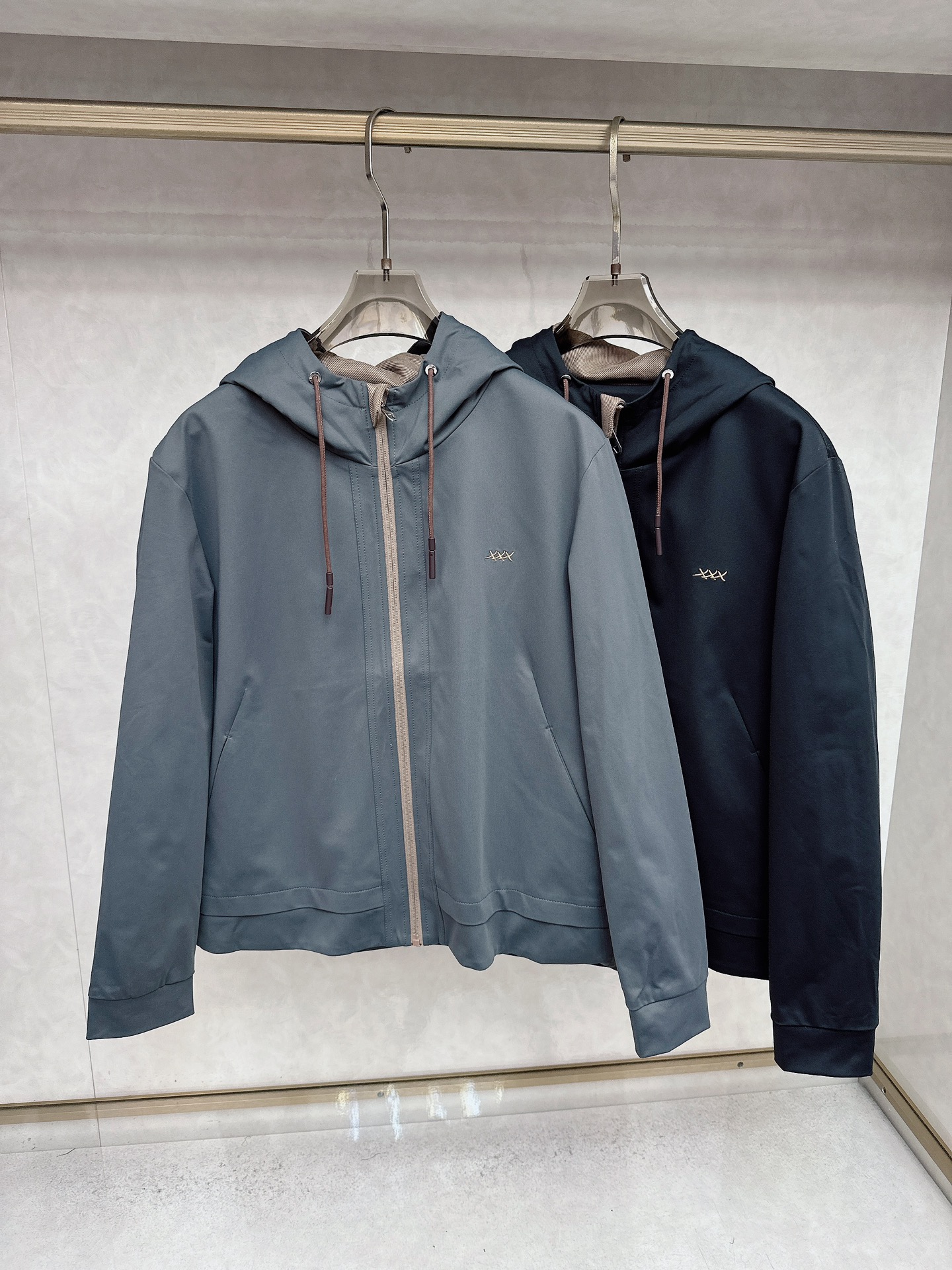 NO:550429,Zegn*Jenia 2025FW autumn and winter men's hooded jacket, on sale, dense and warm, very soft and tough, and the warmth effect is more prominent than ordinary cotton, simple European and American style, dazzling orange lining with inner inner, original hardware zipper accessories, all printed with brand logo, Italian tailoring, streamlined design is capable and tough. The single-breasted zipper design is casual and generous, and the upper body is definitely better than the imagined item, giving gifts to others. Size M-3XL, zegna, jackets & coats, hats, alexander wang19860909Zegn*杰尼亚 2025FW年秋冬男士连帽外套,在售款,密实保暖,非常柔软有韧性,保暖效果比一般的棉更显著,欧美简约风格,内里耀眼的橘色内衬,原版五金拉链配件,全部印有品牌logo,意式剪裁,流线设计干练硬朗.单排扣拉链的设计,休闲大方得体,上身绝对好过想象的单品,送人佳礼.尺码M-3XL,,zegna,jackets & coats,hats,alexander wang,Men's clothing