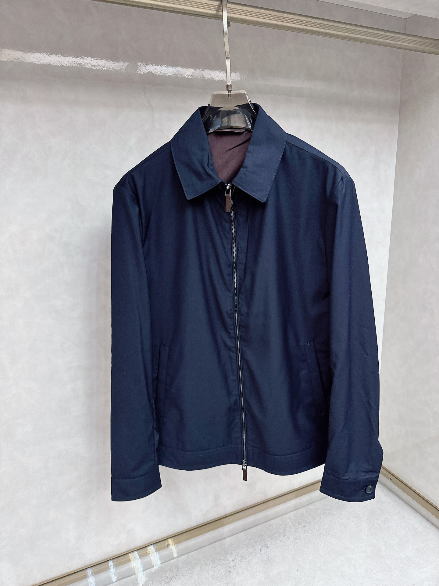 NO:550438,Jenia Hong Kong foreign company channel goods. The new Ze*na men's business and casual worsted wool lapel jacket with a rare source of heavy private channel orders. This style combines the elegance of Italian gentlemen and the lightness and agility of street handsome men, allowing you to wear your own fashion style!  The advantages of the entire jacket are concentrated in the fabric and style. First of all, it is used in terms of its materials. It is selected to supply imported super fine wool fabrics. It has an extremely thin, silky and tough feel, with a slight matte texture on the surface, which is comfortable and smooth, breathable and hygroscopic, and has an unparalleled wearing experience!  The collar is made of leather buckle tabs and leather zipper heads, adhering to the brand's classic soul design, and it is fashionable and easy to show its extraordinary style. Although there is no logo, it can give it its luxurious status in the crowd at a glance!  The basic retro zipper lapel jacket has a neat and stylish upper body, with both youthful attributes and business style, so this jacket can be easily controlled by people of any age!  Color navy Size 48 50 52 54 Size data 48 size shoulder width 45cm-bust 108cm-length 64cm-sleeve length 63cm 50 size shoulder width 46cm-bust 112cm-length 66cm-sleeve length 64cm 52 size shoulder width 47cm-bust 116cm-length 68cm-sleeve length 65cm 54 size shoulder width 48cm-bust 120cm-length 70cm-sleeve length 66cm, zegna, jackets & coats, jackets & coats, alexander wang19860909杰尼亚 香港洋行渠道货.2025早秋新款Ze*na男士商务休闲精纺羊毛材质翻领夹克外套.来自可遇不可求的重磅私渠订单稀缺货源,该款将意式绅士的优雅和街头型男的轻盈灵动相结合,让你穿出属于自己的时尚格调！整件夹克的优点集聚于面料与版型上,首先来说它的用料方面,甄选客供进口超精细羊毛面料,其手感极致轻薄丝滑有韧性,表面泛着微微的哑光质感,贴身舒适滑腻、透气吸湿性俱佳,拥有无与伦比的穿着体验！领口拼皮扣袢和皮质拉链头,秉承着品牌经典灵魂设计,时尚轻松展现不凡格调,虽没有任何Logo傍身,却能在人群中一眼Get出它的高奢身份地位！基础复古的拉链翻领夹克版型剪裁,上身利落有型,既有着年轻属性与能兼顾商务风格,所以这款夹克任何年龄段的人士都能轻松上身驾驭！ 颜色藏青色 尺码48 50 52 54 尺码数据 48码肩宽45cm-胸围108cm-衣长64cm-袖长63cm 50码肩宽46cm-胸围112cm-衣长66cm-袖长64cm 52码肩宽47cm-胸围116cm-衣长68cm-袖长65cm 54码肩宽48cm-胸围120cm-衣长70cm-袖长66cm,,zegna,jackets & coats,jackets & coats,alexander wang,Men's clothing