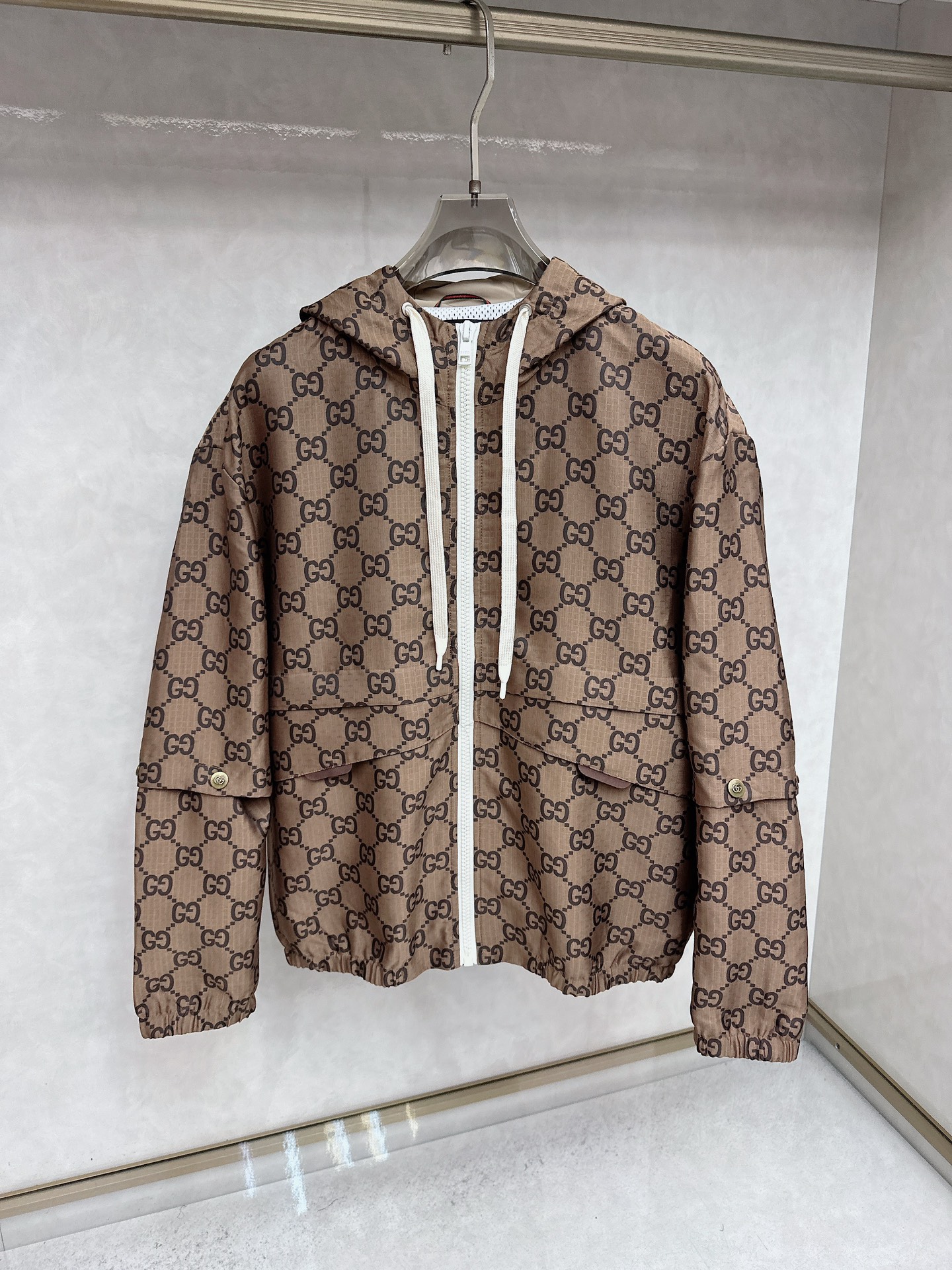 NO:550444,Gucc*25 new hooded jacquard jacket, double G jacquard fabric has strong visual impact and high fashionableness. The upper body is easy to show young personality. The waist drawstring can adjust the waistline. It will not look old and windproof, and it will show the big brand's design concept. The metal hardware with clear lettering is added to the overall score!  The texture and style are online at the same time!  48-56, gucci,jackets & coats,hats,alexander wang19860909古奇 Gucc*25新款连帽提花外套 双G提花面料视觉冲击力强时髦度高 上身轻松彰显年轻个性 腰部抽绳可调节腰围 不会有老气感好看又防风防水,彰显大牌设计理念刻字清晰的金属五金 下摆大口袋搭配马衔扣装饰 为整体加分不少！ 质感版型同时在线！ 48-56,,gucci,jackets & coats,hats,alexander wang,Men's clothing