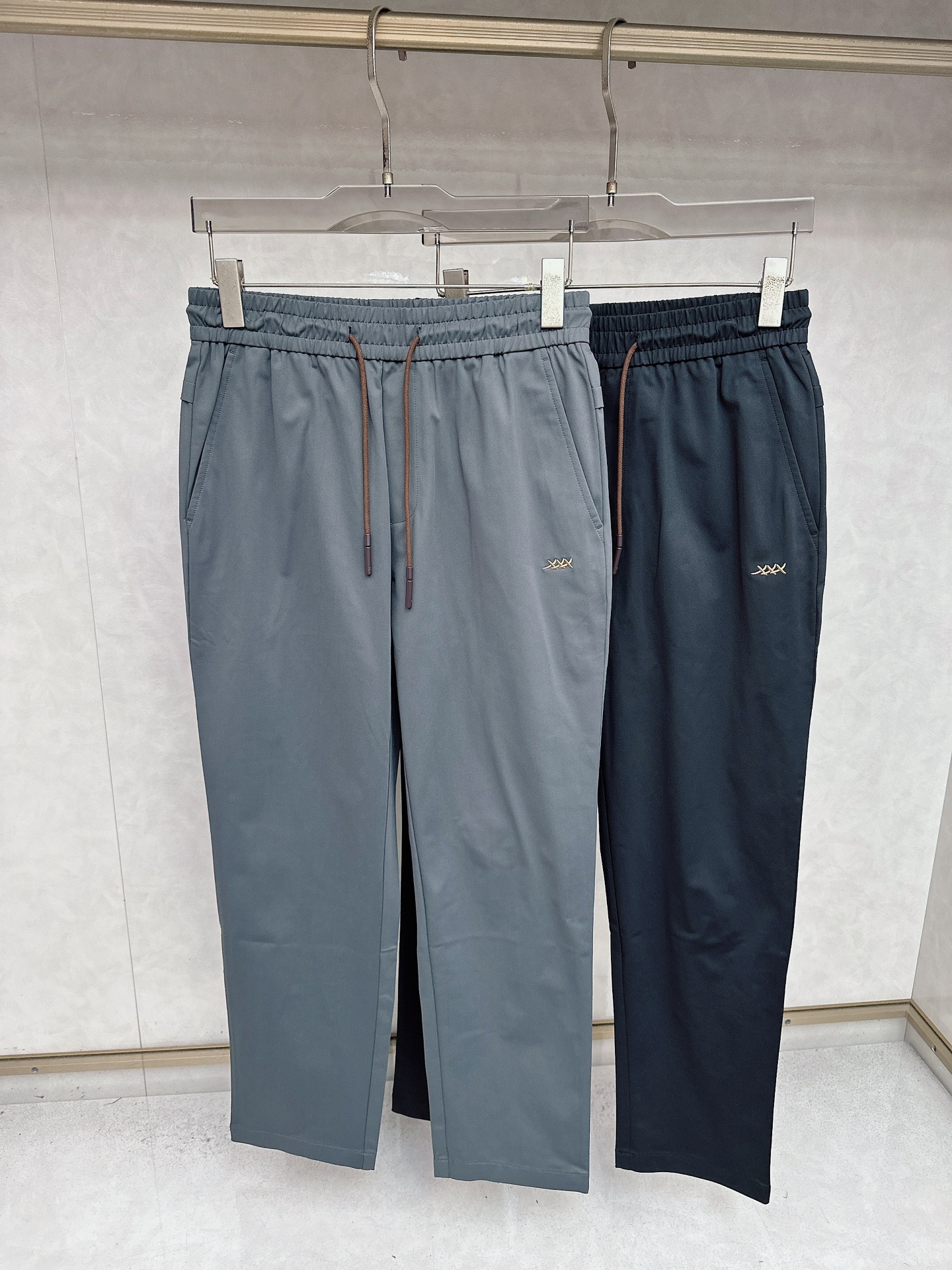 NO:550422,Zenia 2025 autumn and winter new casual pants!  The official website is released simultaneously. The brand's classic LOGO casual pants, customized fabric, excellent comfort, strong hand touch. Very high recognition, perfect quality craftsmanship. Size 40-56, zegna, alexander wang19860909杰尼亚 2025秋冬新款休闲裤！官网同步发售.品牌经典LOGO休闲裤 ,定制面料,舒适度极好,手触感强烈.辨识度极高,完美品相工艺. 尺码40-56,,zegna,alexander wang,Men's clothing