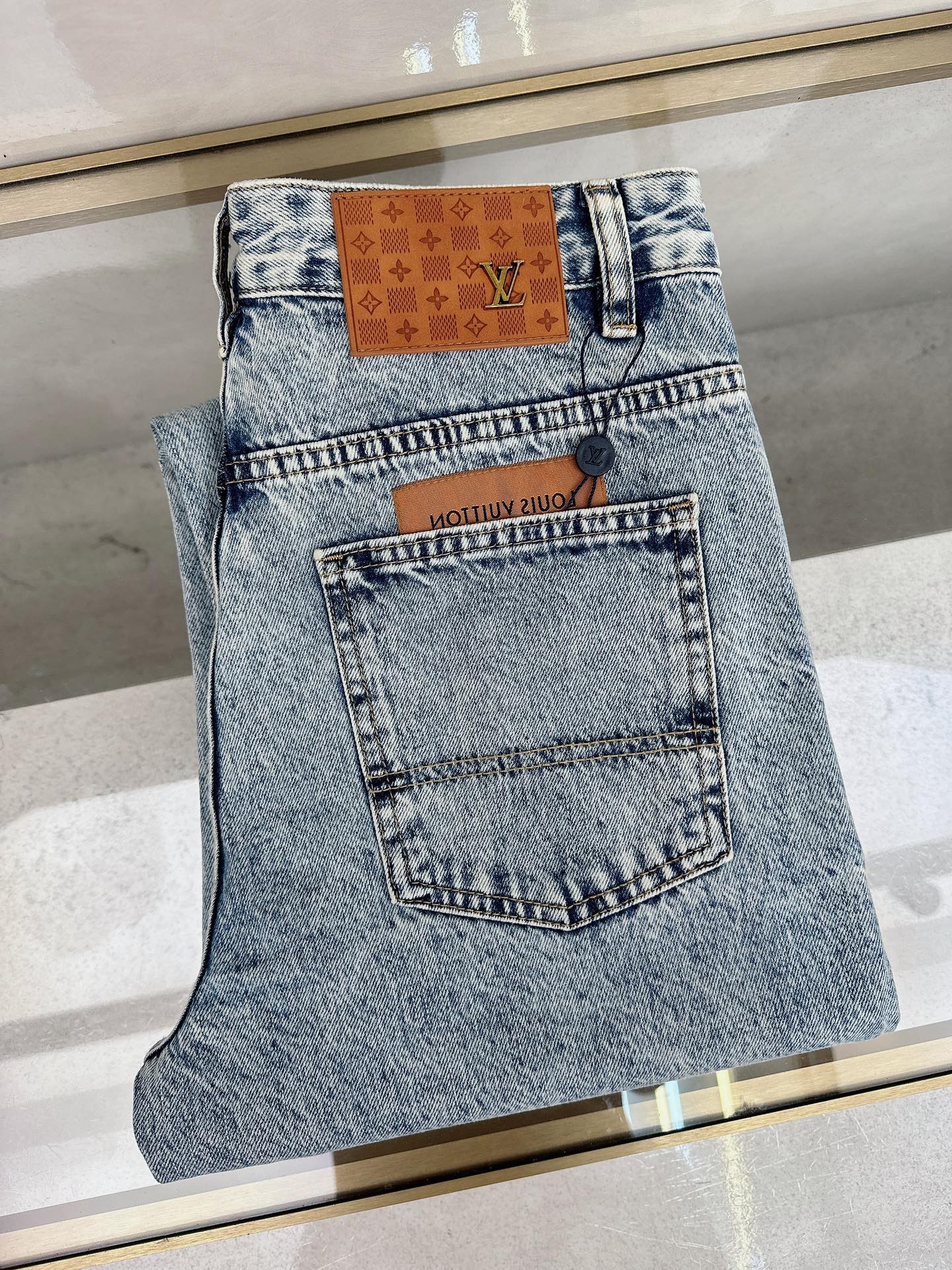 NO:550388,LV autumn and winter new models are available simultaneously on the official website, new autumn and winter men's casual jeans, original single quality, customized original denim fabric, logo pattern design, body original hardware and accessories decoration, three-dimensional and clear, c super trendy personality, fashionable and stylish upper body!  Trendy men's must-have items 28-38, louis vuitton, jeans, alexander wang19860909LV 秋冬新款官网同步发售,秋冬新品男士休闲牛仔裤,原单品质,定制原版牛仔面料,logo图案设计,身原版五金辅料装饰,立体清晰,c超级潮流个性,上身时尚有型！潮男必备单品 码数28-38,,louis vuitton,jeans,alexander wang,Men's clothing