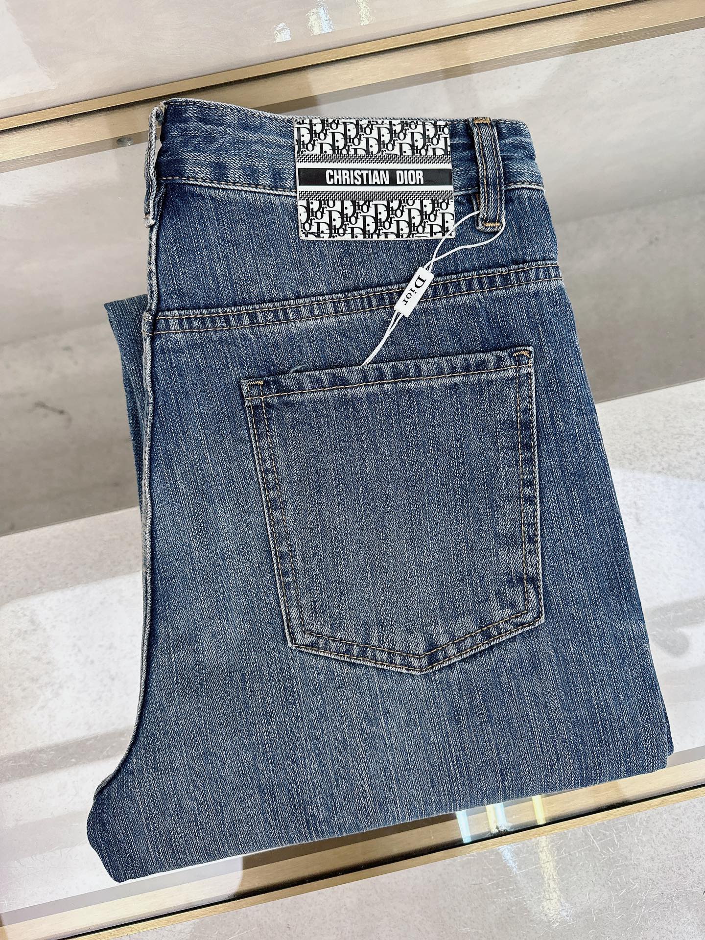 NO:550400,Dior 2025 autumn and winter new styles are available simultaneously on the official website, 2025 autumn and winter new men's casual jeans, original single quality, customized original denim fabric, logo pattern design, body original hardware and accessories decoration, three-dimensional and clear, c super trendy personality, fashionable and stylish upper body!  Trendy men's must-have items 28-38, Dior, Jeans, Alexander wang19860909迪奥 2025秋冬新款官网同步发售,2025秋冬新品男士休闲牛仔裤,原单品质,定制原版牛仔面料,logo图案设计,身原版五金辅料装饰,立体清晰,c超级潮流个性,上身时尚有型！潮男必备单品 码数28-38,,dior,jeans,alexander wang,Men's clothing