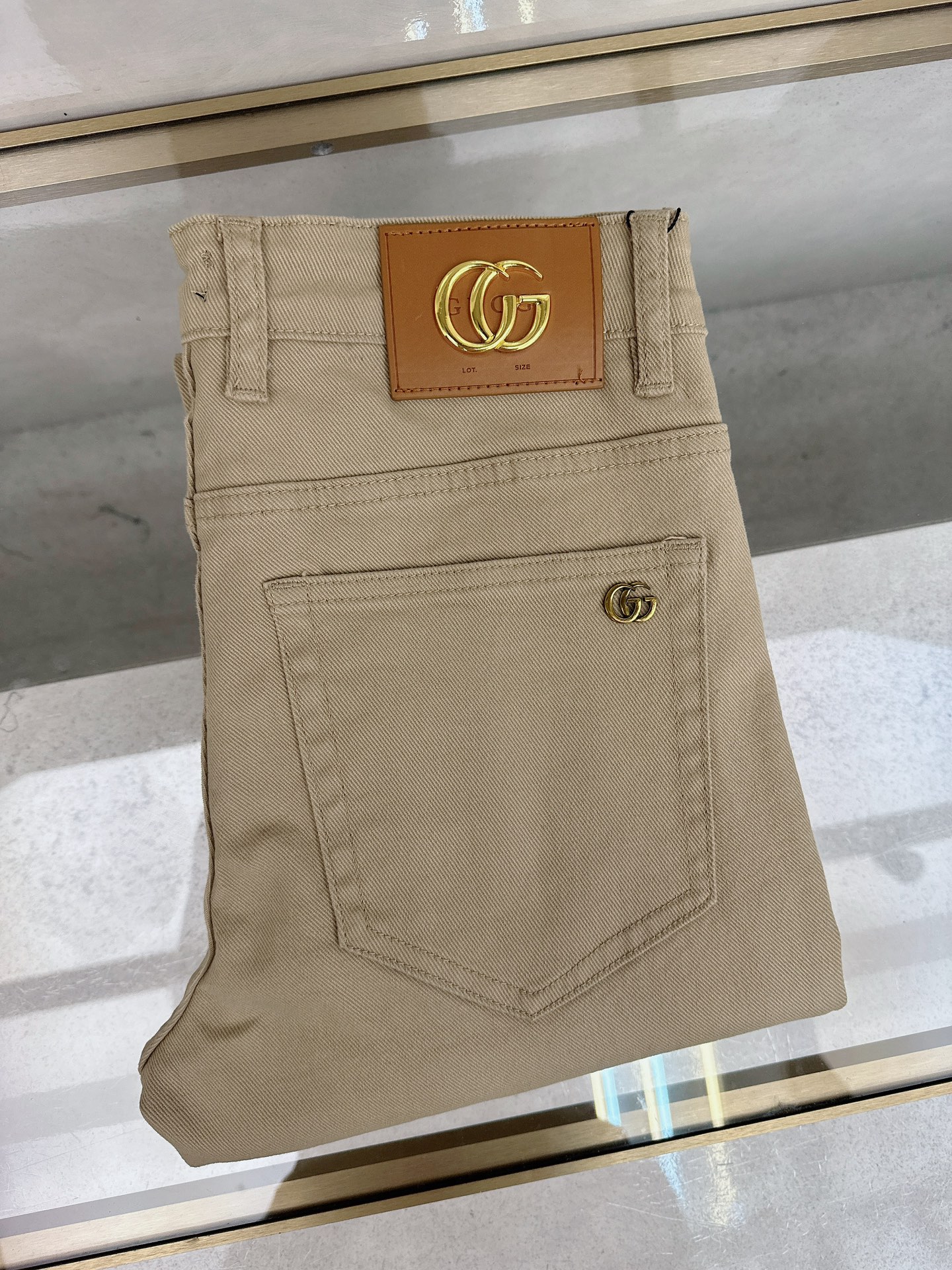 NO:550403,Guqi 2025 autumn and winter new styles are available simultaneously on the official website, 2025 autumn and winter new men's casual jeans, original single quality, customized original denim fabric, logo pattern design, body original hardware and accessories decoration, three-dimensional and clear, c super trendy personality, fashionable and stylish upper body!  Trendy men's must-have items, 28-38, jeans, alexander wang19860909古奇 2025秋冬新款官网同步发售,2025秋冬新品男士休闲牛仔裤,原单品质,定制原版牛仔面料,logo图案设计,身原版五金辅料装饰,立体清晰,c超级潮流个性,上身时尚有型！潮男必备单品 码数28-38,,jeans,alexander wang,Men's clothing