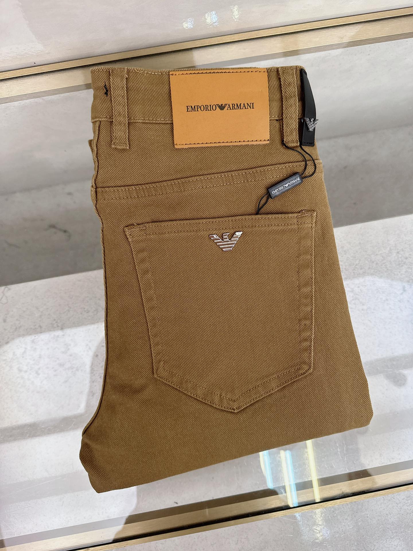 NO:550406,Armani 2025 autumn and winter new official website is on sale simultaneously, 2025 autumn and winter new men's casual jeans, original quality, customized original denim fabric, logo pattern design, body decoration with original hardware accessories, three-dimensional and clear, c super trendy personality, fashionable and stylish upper body!  Must-have items for trendy men in sizes 28-38, armani, jeans, alexander wang19860909阿玛尼 2025秋冬新款官网同步发售,2025秋冬新品男士休闲牛仔裤,原单品质,定制原版牛仔面料,logo图案设计,身原版五金辅料装饰,立体清晰,c超级潮流个性,上身时尚有型！潮男必备单品 码数28-38,,armani,jeans,alexander wang,Men's clothing