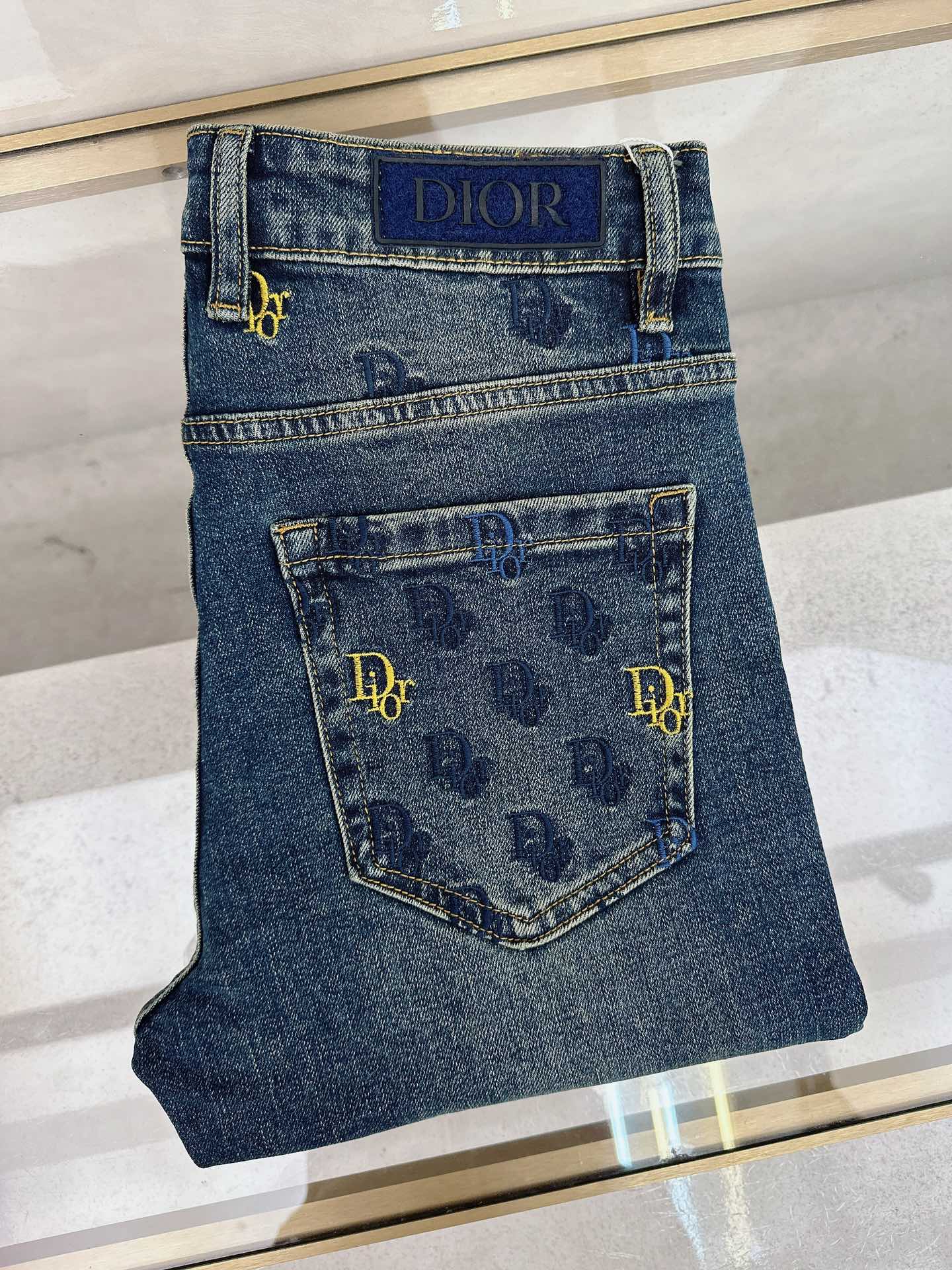 NO:550407,Dior 2025 autumn and winter new styles are available simultaneously on the official website, 2025 autumn and winter new men's casual jeans, original single quality, customized original denim fabric, logo pattern design, body original hardware and accessories decoration, three-dimensional and clear, c super trendy personality, fashionable and stylish upper body!  Trendy men's must-have items 28-38, Dior, Jeans, Alexander wang19860909迪奥 2025秋冬新款官网同步发售,2025秋冬新品男士休闲牛仔裤,原单品质,定制原版牛仔面料,logo图案设计,身原版五金辅料装饰,立体清晰,c超级潮流个性,上身时尚有型！潮男必备单品 码数28-38,,dior,jeans,alexander wang,Men's clothing