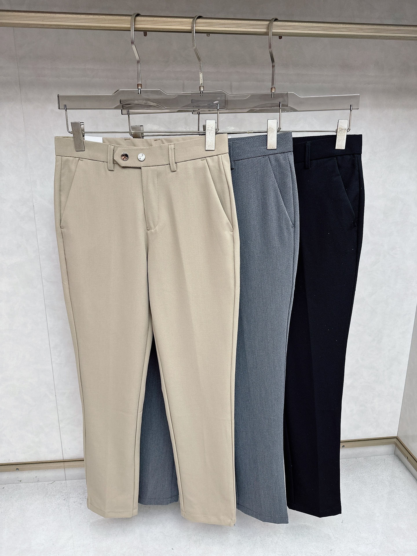 NO:550412,Dior's latest 2025 autumn and winter Asian series!  High-end goods, high-end customized slim-fitting business casual trousers and trousers, original hardware, completely suitable for daily business and leisure, the upper body effect is super positive, three-dimensional slimming and hip lift, the leg lines are fully highlighted, and it contains special Tencel cotton fabric!  It is a type of yarn-dyed cotton!  The texture is tight and delicate, the upper body is very comfortable and stylish, and it is extremely practical and versatile, so it is worth buying!  Old customers must receive recommendations!  !  Size 29—38,,dior,alexander wang19860909迪奥 2025秋冬亚洲系列最新款！高端狠货 高端订制修身商务休闲裤西裤 原版五金 日常商务休闲都完全适用的款,上身效果超正,立体修身提臀,腿部线条完全得到彰显,含天丝特殊棉面料！属于色织棉的类型！纹理紧致细腻,上身非常舒适有型,而且极为实穿百搭,非常值得入手！老客户必收推荐！！尺码29—38,,dior,alexander wang,Men's clothing