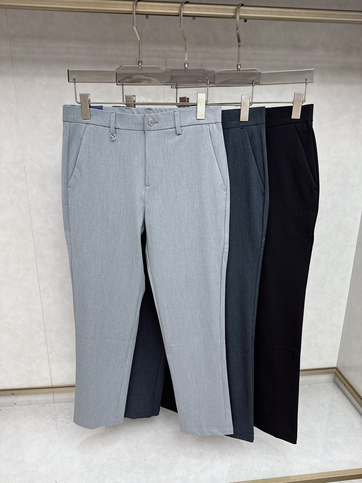 NO:550414,The latest model of LV 2025 Autumn and Winter Asian Series!  High-end ruthless goods, high-end customized slim-fit business casual pants, original hardware, a style that is fully suitable for daily business and leisure, with super positive upper body effect, three-dimensional slim-fit buttock lift, and the leg lines are fully demonstrated, including Tennis special cotton fabric!  It belongs to the type of woven cotton!  The texture is firm and delicate, the upper body is very comfortable and stylish, and it is extremely practical and versatile, which is very worth buying!  Requested recommendations from old customers!  !  Size 29-38, louis vuitton,alexander wang19860909LV 2025秋冬亚洲系列最新款！高端狠货 高端订制修身商务休闲裤西裤 原版五金 日常商务休闲都完全适用的款,上身效果超正,立体修身提臀,腿部线条完全得到彰显,含天丝特殊棉面料！属于色织棉的类型！纹理紧致细腻,上身非常舒适有型,而且极为实穿百搭,非常值得入手！老客户必收推荐！！尺码29—38,,louis vuitton,alexander wang,Men's clothing