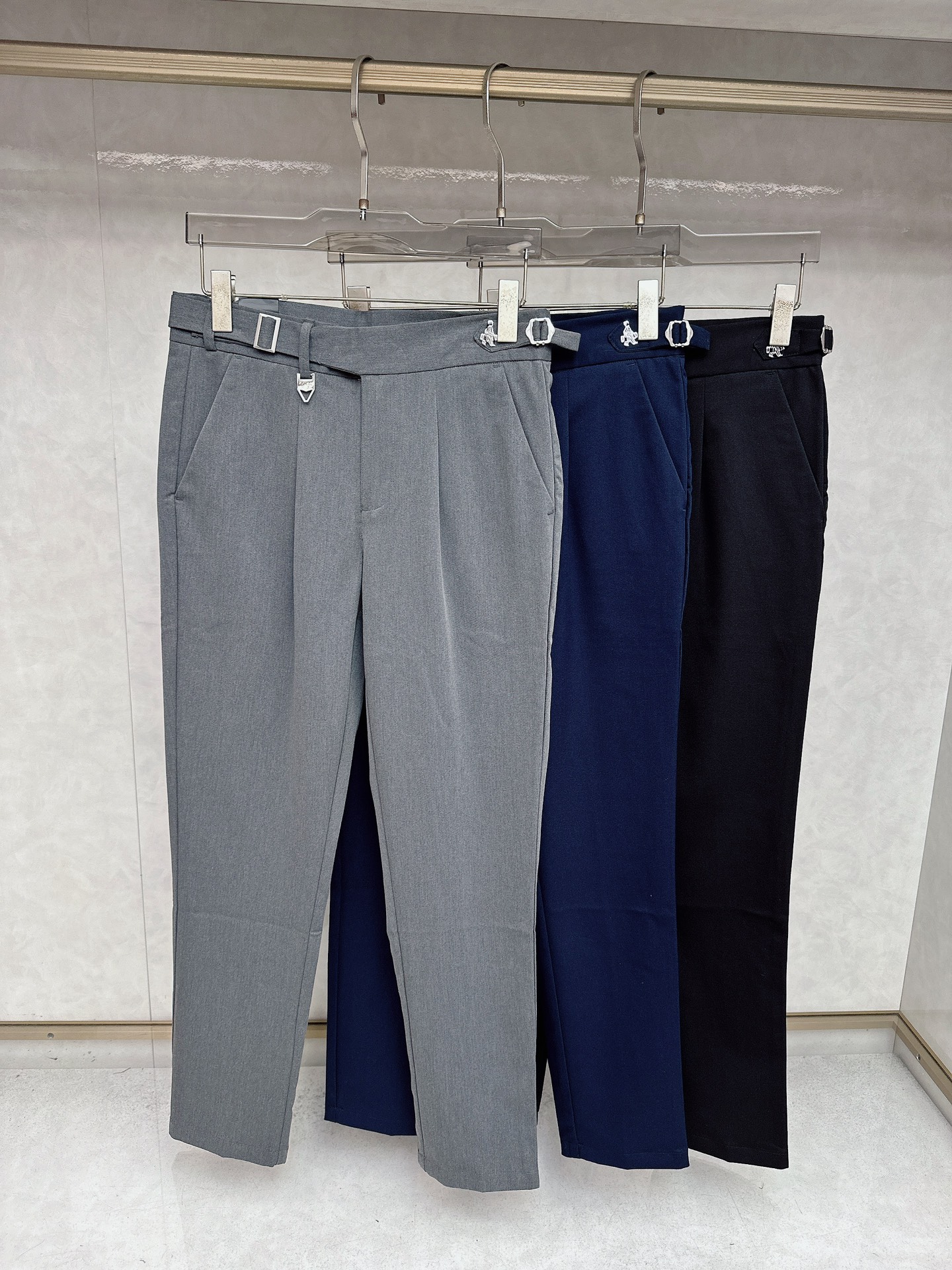 NO:550416,Prada 2025 Autumn and Winter Asian Series Latest!  High-end ruthless goods, high-end customized slim-fit business casual pants, original hardware, a style that is fully suitable for daily business casual, with super positive upper body effect, three-dimensional slim-fit buttocks lifted, and the legs are fully demonstrated, including Tennis special cotton fabric!  It belongs to the type of woven cotton!  The texture is firm and delicate, the upper body is very comfortable and stylish, and it is extremely practical and versatile, which is very worth buying!  Requested recommendations from old customers!  !  Size 29-38, prada,alexander wang19860909普拉达 2025秋冬亚洲系列最新款！高端狠货 高端订制修身商务休闲裤西裤 原版五金 日常商务休闲都完全适用的款,上身效果超正,立体修身提臀,腿部线条完全得到彰显,含天丝特殊棉面料！属于色织棉的类型！纹理紧致细腻,上身非常舒适有型,而且极为实穿百搭,非常值得入手！老客户必收推荐！！尺码29—38,,prada,alexander wang,Men's clothing
