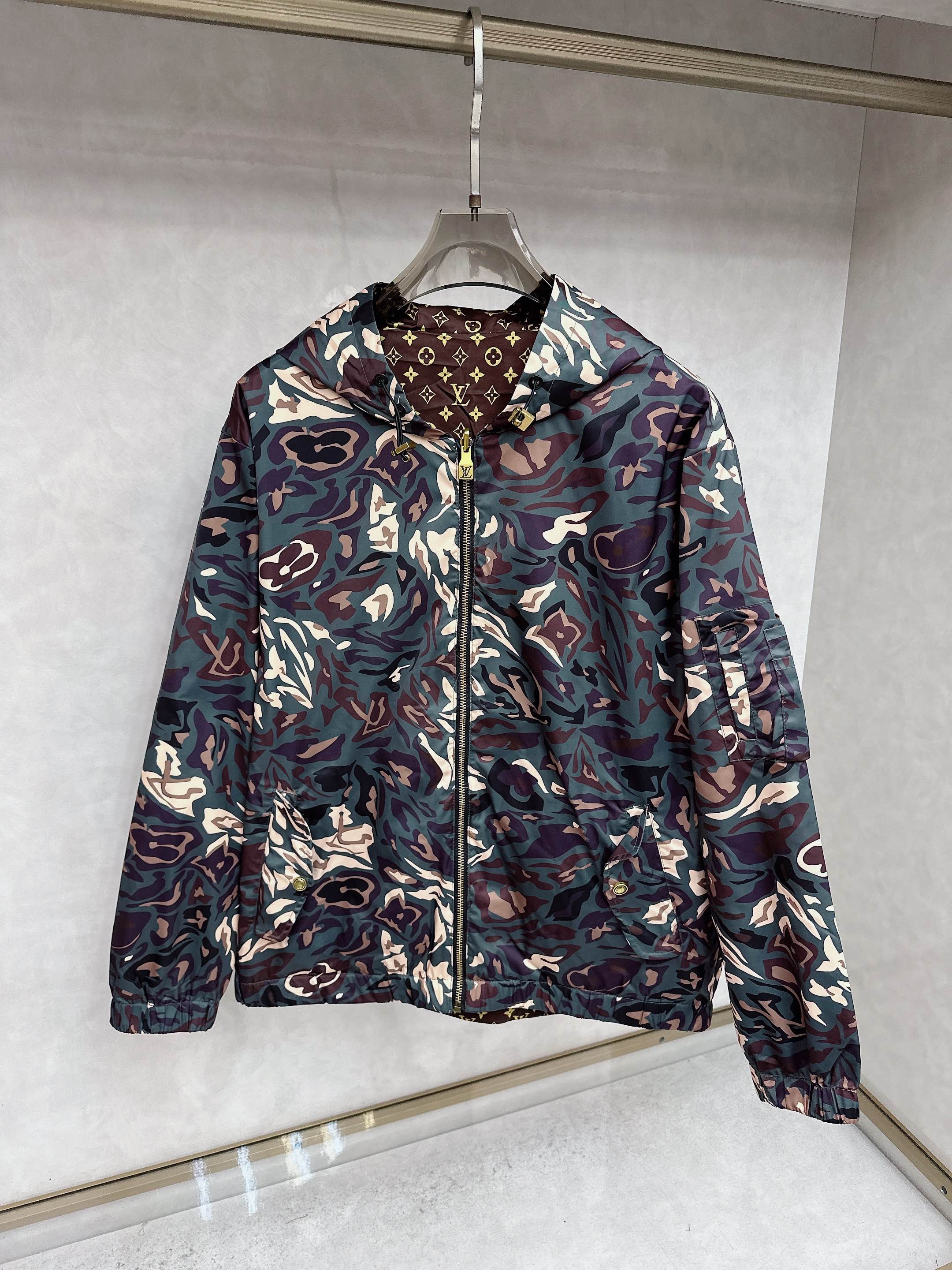 NO:598865,Same style as LV official website, complete with three labels, sold in advance. 2025ss new autumn and winter men's jacket, complete with three labels, high-end version of the original order. Customized fabric. Highly breathable and comfortable, impeccable details, brand element design concept, reflecting high quality. Delicate and soft feel. Casual tailoring, excellent upper body size. Size M～3XL,,,louis vuitton,jackets & coats,jackets & coats,alexander wang19860909LV 官网同款,三标齐全,提前发售 2025ss秋冬新款男士夹克外套,原单三标齐全高端版本 定制面料 透气舒适度高,细节无可挑剔,品牌元素设计理念,体现高品质.手感细腻柔软 呈现休闲裁剪,上身版型超赞 码数M～3XL,,,louis vuitton,jackets & coats,jackets & coats,alexander wang,Men's clothing