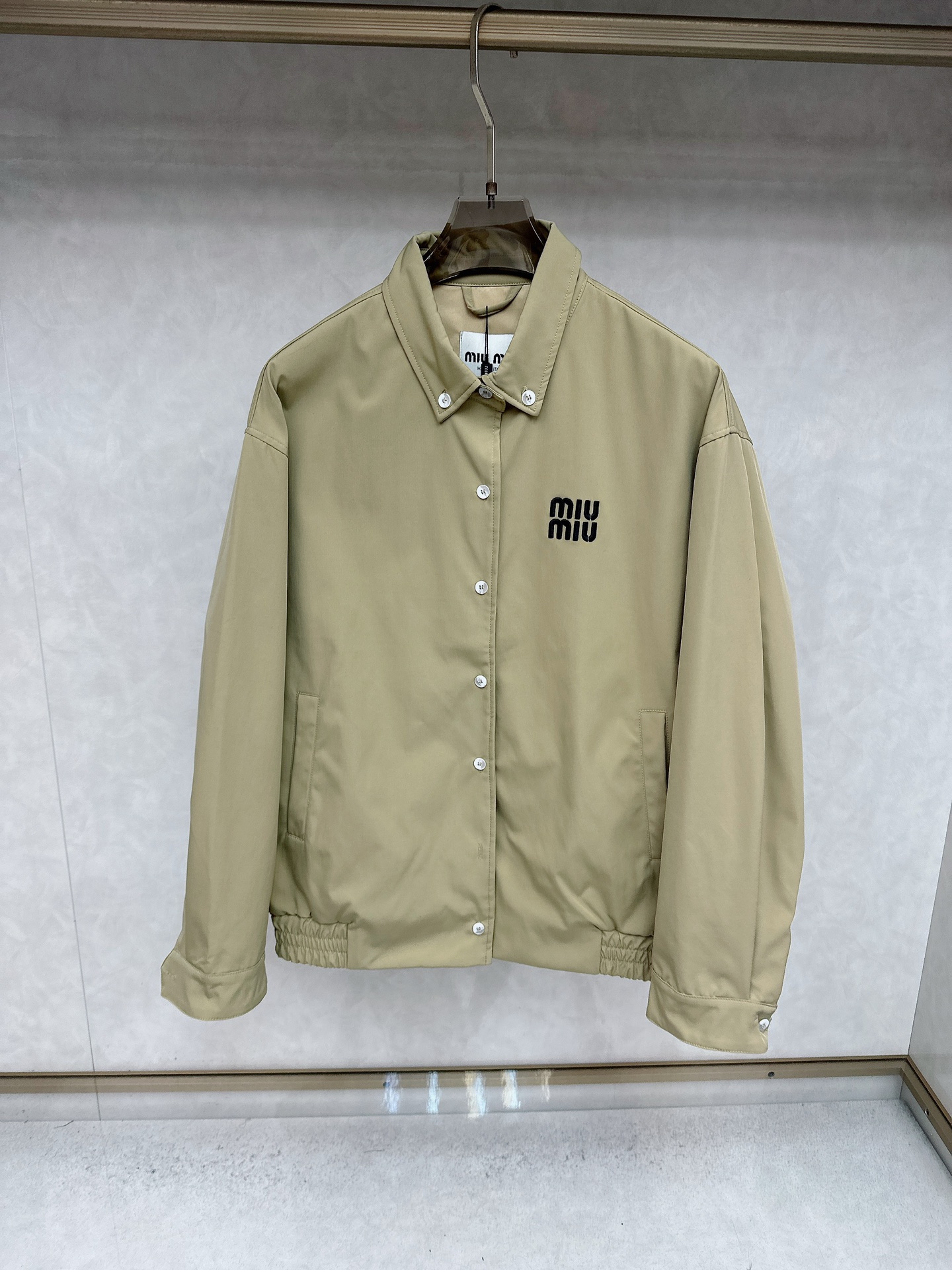 NO:598868,The same style as the official website, complete with three labels, sold in advance. 2025ss new autumn and winter men's jackets, complete with three labels, high-end version of the original order. Customized fabric. High breathability and comfort, impeccable details, brand element design concept, reflecting high quality. Delicate and soft feel. Casual tailoring, awesome upper body. Size M～3XL,,,jackets & coats,jackets & coats,alexander wang19860909官网同款,三标齐全,提前发售 2025ss秋冬新款男士夹克外套,原单三标齐全高端版本 定制面料 透气舒适度高,细节无可挑剔,品牌元素设计理念,体现高品质.手感细腻柔软 呈现休闲裁剪,上身版型超赞 码数M～3XL,,,jackets & coats,jackets & coats,alexander wang,Men's clothing