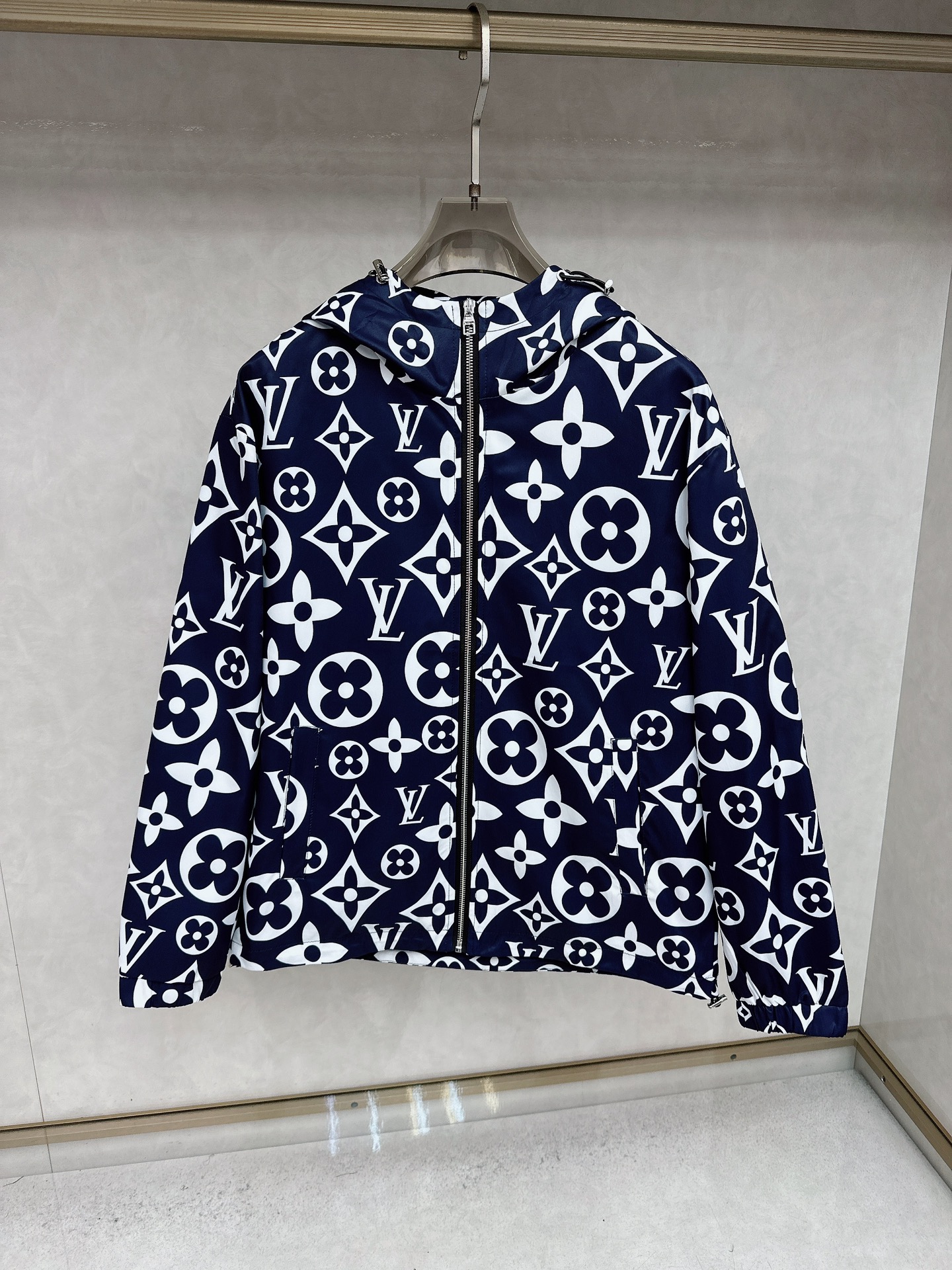 NO:598871,Same style as LV official website, complete with three labels, sold in advance. 2025ss new autumn and winter men's jacket, complete with three labels, high-end version of the original order. Customized fabric. Highly breathable and comfortable, impeccable details, brand element design concept, reflecting high quality. Delicate and soft feel. Casual tailoring, excellent upper body size. Size M～3XL,,,louis vuitton,jackets & coats,jackets & coats,alexander wang19860909LV 官网同款,三标齐全,提前发售 2025ss秋冬新款男士夹克外套,原单三标齐全高端版本 定制面料 透气舒适度高,细节无可挑剔,品牌元素设计理念,体现高品质.手感细腻柔软 呈现休闲裁剪,上身版型超赞 码数M～3XL,,,louis vuitton,jackets & coats,jackets & coats,alexander wang,Men's clothing