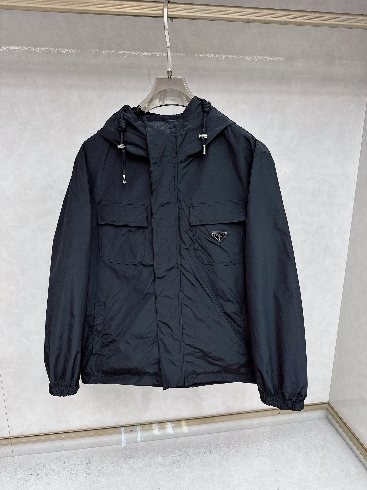 P350 Prada Mismo estilo que el sitio web oficial, completo con tres etiquetas, a la venta por adelantado. Nueva chaquet…