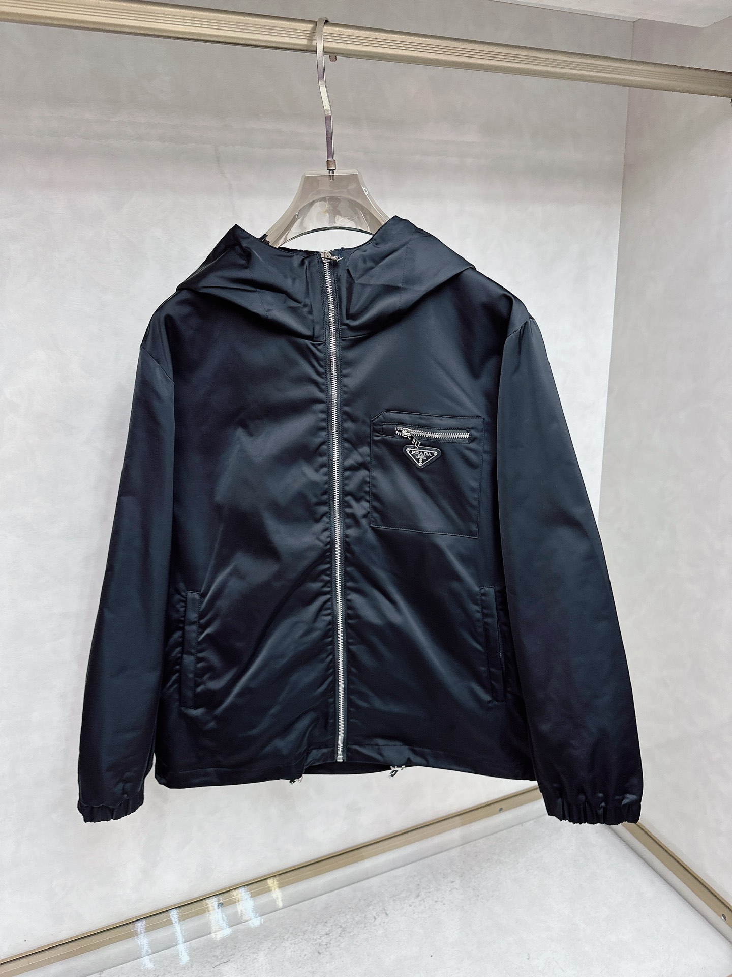 NO:598880,Prada official website same style, complete with three labels, sold in advance. 2025ss new autumn and winter men's jacket, complete with three labels, high-end version of the original order. Customized fabric. High breathability and comfort, impeccable details, brand element design concept, reflecting high quality. Delicate and soft feel. Casual tailoring, awesome upper body size. Size M～3XL,,,prada,jackets & coats,jackets & coats,alexander wang19860909普拉达 官网同款,三标齐全,提前发售 2025ss秋冬新款男士夹克外套,原单三标齐全高端版本 定制面料 透气舒适度高,细节无可挑剔,品牌元素设计理念,体现高品质.手感细腻柔软 呈现休闲裁剪,上身版型超赞 码数M～3XL,,,prada,jackets & coats,jackets & coats,alexander wang,Men's clothing