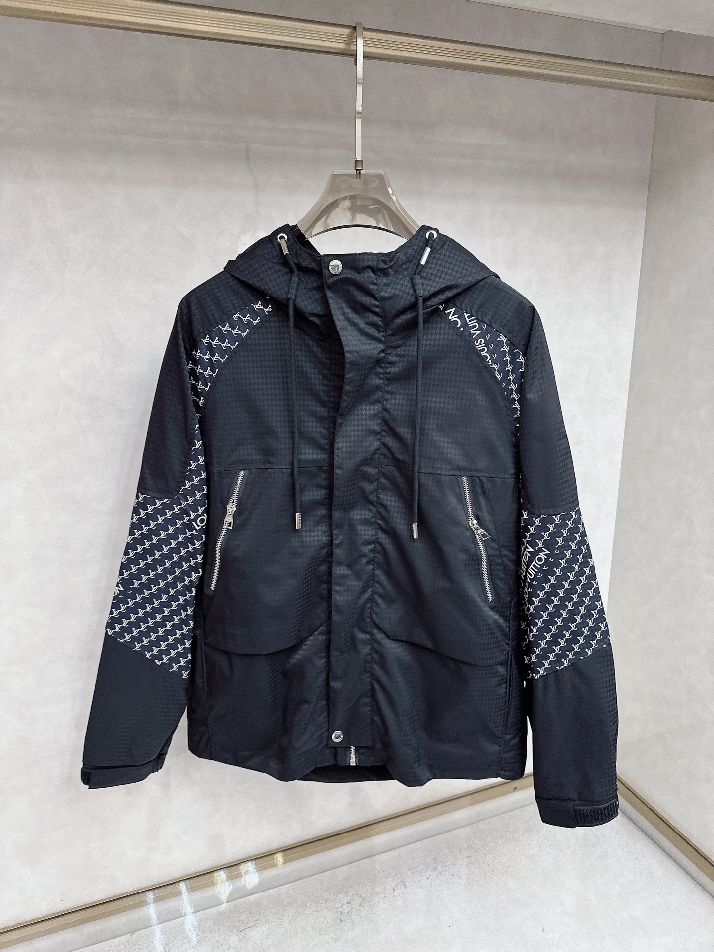 NO:598883,Same style as LV official website, complete with three labels, sold in advance. 2025ss new autumn and winter men's jacket, complete with three labels, high-end version of the original order. Customized fabric. Highly breathable and comfortable, impeccable details, brand element design concept, reflecting high quality. Delicate and soft feel. Casual tailoring, excellent upper body size. Size M～3XL,,,louis vuitton,jackets & coats,jackets & coats,alexander wang19860909LV 官网同款,三标齐全,提前发售 2025ss秋冬新款男士夹克外套,原单三标齐全高端版本 定制面料 透气舒适度高,细节无可挑剔,品牌元素设计理念,体现高品质.手感细腻柔软 呈现休闲裁剪,上身版型超赞 码数M～3XL,,,louis vuitton,jackets & coats,jackets & coats,alexander wang,Men's clothing