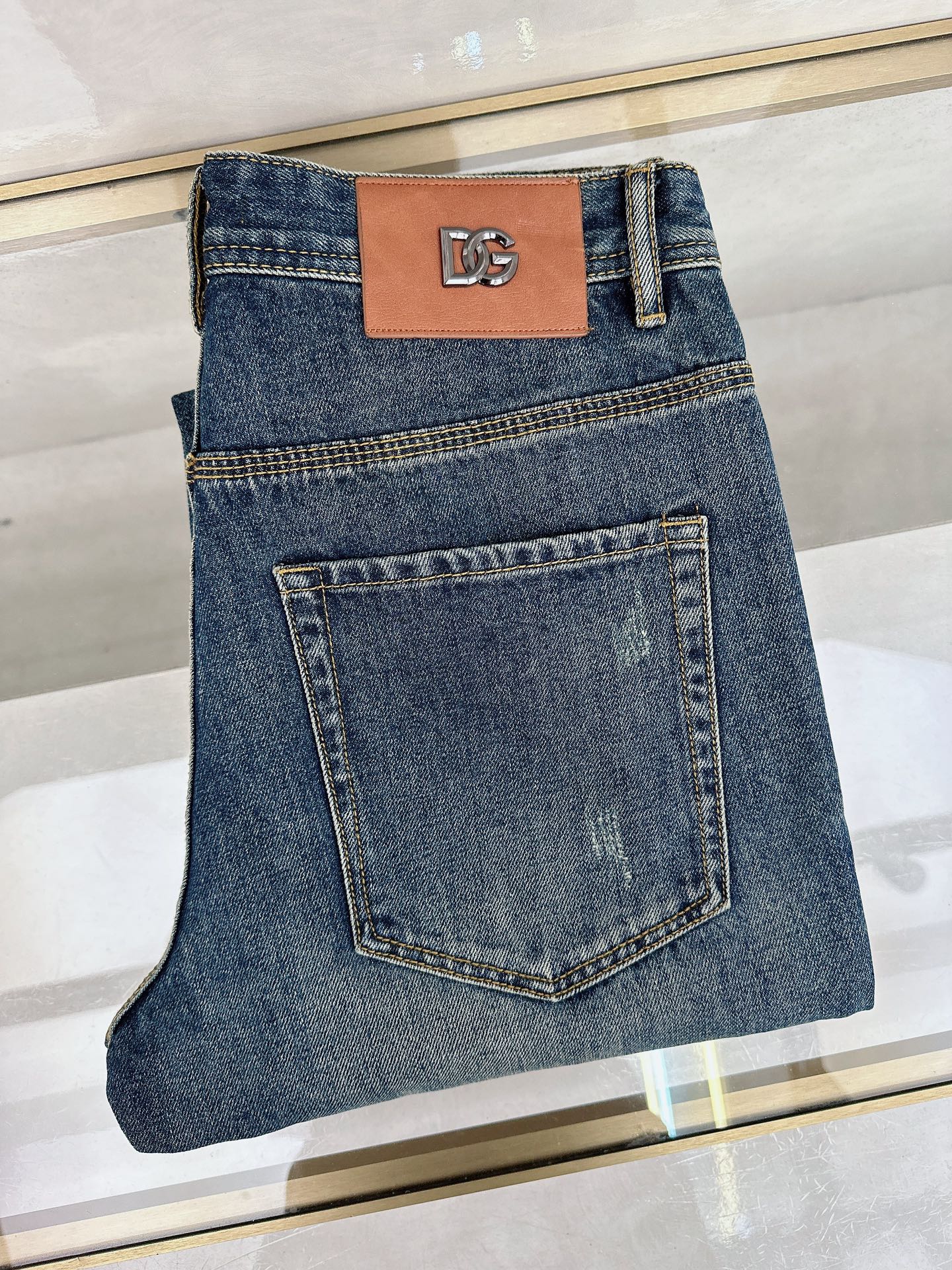 NO:654353,DG 2025 autumn and winter latest new men’s jeans!  Heavy-duty washed denim fabric, customized fabric is softer and more comfortable than ordinary denim fabric!  Super-heavy industrial washing process and double process washing. The whole pair of pants has a comfortable feel, and the fineness and breathability are top-notch. All hardware brand logos are custom-made, and the materials are selected with the best attributes. The fabric has good elasticity and great comfort!  The low-key design style is simple and elegant. Size 29-40,,jeans,alexander wang19860909DG 2025秋冬最新推出男士牛仔裤新品！重工水洗牛仔面料,定制面料和一般牛仔布料比起来,更加柔软舒适！超重工洗水工艺 双工艺洗水 整条裤子,手感舒适,细腻程度与透气效果堪称顶级,所有的五金品牌logo都是专模定做,材质都是选最好的属性.面料的弹性很好,舒适性非常棒！低调设计风格简洁大方.码数29-40,,jeans,alexander wang,Men's clothing