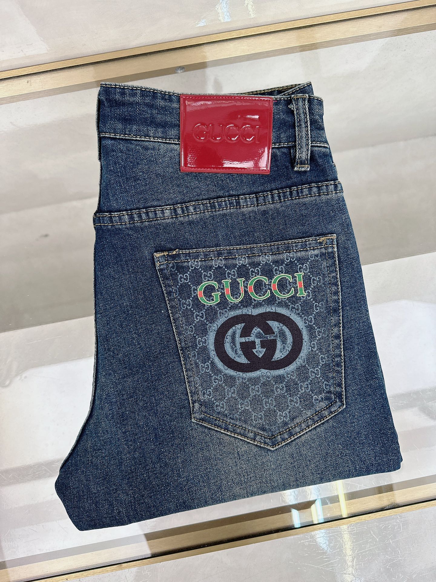 NO:654383,Gucci’s latest new men’s jeans for autumn and winter 2025!  Heavy-duty washed denim fabric, customized fabric is softer and more comfortable than ordinary denim fabric!  Super-heavy industrial washing process and double process washing. The whole pair of pants has a comfortable feel, and the fineness and breathability are top-notch. All hardware brand logos are custom-made, and the materials are selected with the best attributes. The fabric has good elasticity and great comfort!  The low-key design style is simple and elegant. Size 29-40,,jeans,alexander wang19860909古奇 2025秋冬最新推出男士牛仔裤新品！重工水洗牛仔面料,定制面料和一般牛仔布料比起来,更加柔软舒适！超重工洗水工艺 双工艺洗水 整条裤子,手感舒适,细腻程度与透气效果堪称顶级,所有的五金品牌logo都是专模定做,材质都是选最好的属性.面料的弹性很好,舒适性非常棒！低调设计风格简洁大方.码数29-40,,jeans,alexander wang,Men's clothing