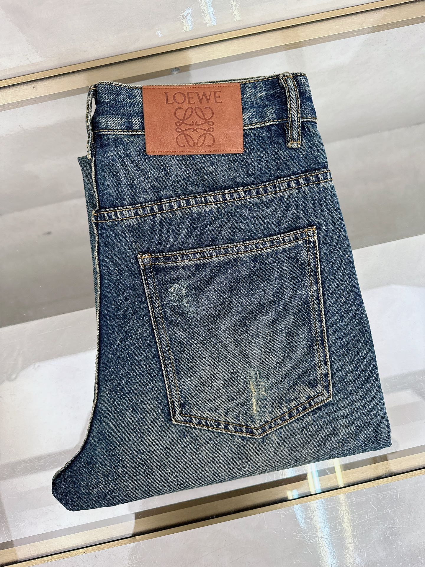 NO:654363,Loewe's latest new men's jeans for autumn and winter 2025!  Heavy-duty washed denim fabric, customized fabric is softer and more comfortable than ordinary denim fabric!  Super-heavy industrial washing process and double process washing. The whole pair of pants has a comfortable feel, and the fineness and breathability are top-notch. All hardware brand logos are custom-made, and the materials are selected with the best attributes. The fabric has good elasticity and great comfort!  Low-key design style is simple and elegant. Size 29-40,,loewe,jeans,alexander wang19860909罗意威 2025秋冬最新推出男士牛仔裤新品！重工水洗牛仔面料,定制面料和一般牛仔布料比起来,更加柔软舒适！超重工洗水工艺 双工艺洗水 整条裤子,手感舒适,细腻程度与透气效果堪称顶级,所有的五金品牌logo都是专模定做,材质都是选最好的属性.面料的弹性很好,舒适性非常棒！低调设计风格简洁大方.码数29-40,,loewe,jeans,alexander wang,Men's clothing