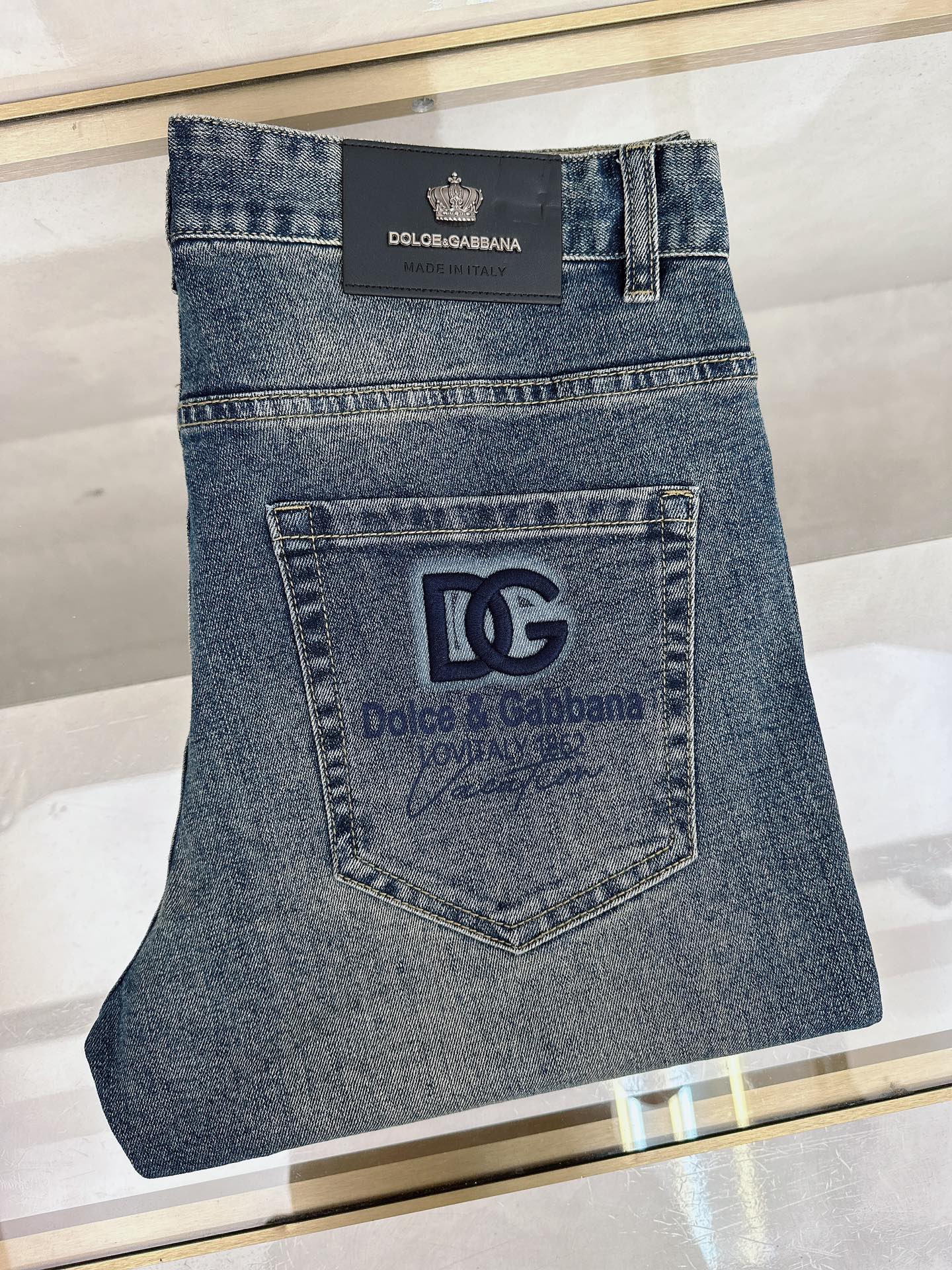 NO:654387,DG 2025 autumn and winter latest new men’s jeans!  Heavy-duty washed denim fabric, customized fabric is softer and more comfortable than ordinary denim fabric!  Super-heavy industrial washing process and double process washing. The whole pair of pants has a comfortable feel, and the fineness and breathability are top-notch. All hardware brand logos are custom-made, and the materials are selected with the best attributes. The fabric has good elasticity and great comfort!  The low-key design style is simple and elegant. Size 29-40,,jeans,alexander wang19860909DG 2025秋冬最新推出男士牛仔裤新品！重工水洗牛仔面料,定制面料和一般牛仔布料比起来,更加柔软舒适！超重工洗水工艺 双工艺洗水 整条裤子,手感舒适,细腻程度与透气效果堪称顶级,所有的五金品牌logo都是专模定做,材质都是选最好的属性.面料的弹性很好,舒适性非常棒！低调设计风格简洁大方.码数29-40,,jeans,alexander wang,Men's clothing