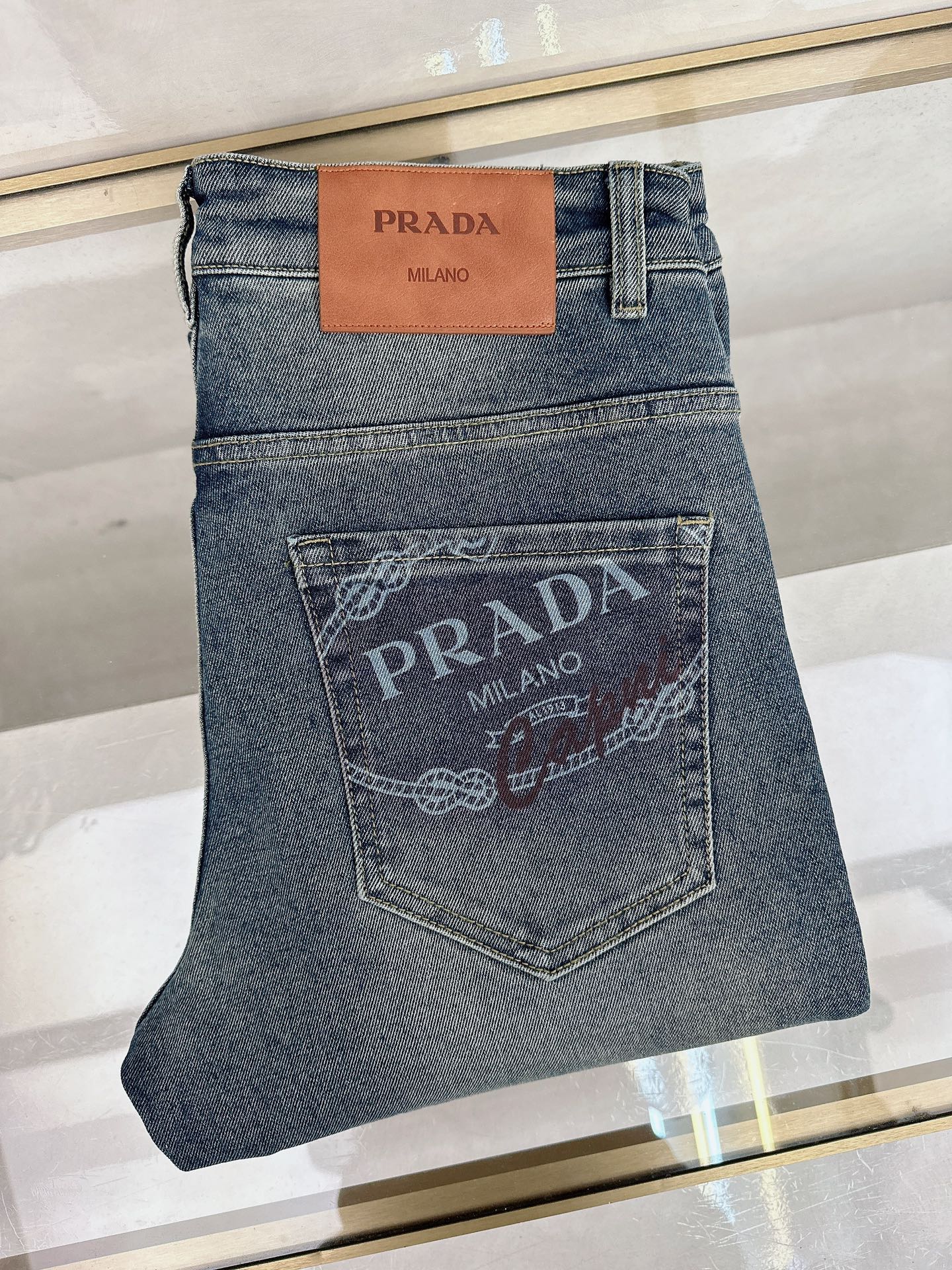 NO:654391,Prada launches new men's jeans for autumn and winter 2025!  Heavy-duty washed denim fabric, customized fabric is softer and more comfortable than ordinary denim fabric!  Super-heavy industrial washing process and double process washing. The whole pair of pants has a comfortable feel, and the fineness and breathability are top-notch. All hardware brand logos are custom-made, and the materials are selected with the best attributes. The fabric has good elasticity and great comfort!  The low-key design style is simple and elegant. Size 29-40, prada, jeans, alexander wang19860909普拉达 2025秋冬最新推出男士牛仔裤新品！重工水洗牛仔面料,定制面料和一般牛仔布料比起来,更加柔软舒适！超重工洗水工艺 双工艺洗水 整条裤子,手感舒适,细腻程度与透气效果堪称顶级,所有的五金品牌logo都是专模定做,材质都是选最好的属性.面料的弹性很好,舒适性非常棒！低调设计风格简洁大方.码数29-40,,prada,jeans,alexander wang,Men's clothing