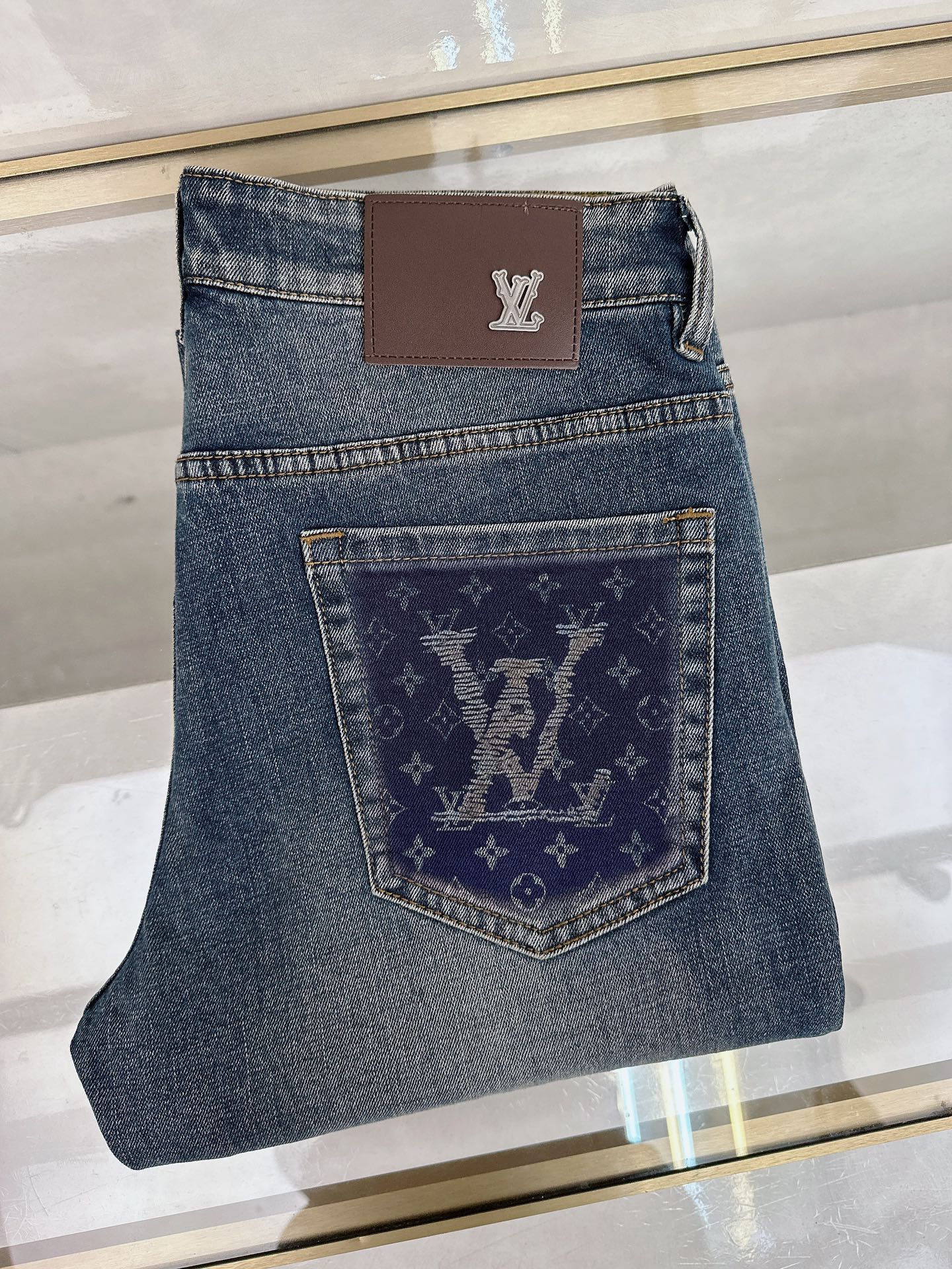 NO:654395,LV 2025 autumn and winter latest launch of new men’s jeans!  Heavy-duty washed denim fabric, customized fabric is softer and more comfortable than ordinary denim fabric!  Super-heavy industrial washing process and double process washing. The whole pair of pants has a comfortable feel, and the fineness and breathability are top-notch. All hardware brand logos are custom-made, and the materials are selected with the best attributes. The fabric has good elasticity and great comfort!  Low-key design style is simple and elegant. Size 29-40, Louis Vuitton, Jeans, Alexander Wang19860909LV 2025秋冬最新推出男士牛仔裤新品！重工水洗牛仔面料,定制面料和一般牛仔布料比起来,更加柔软舒适！超重工洗水工艺 双工艺洗水 整条裤子,手感舒适,细腻程度与透气效果堪称顶级,所有的五金品牌logo都是专模定做,材质都是选最好的属性.面料的弹性很好,舒适性非常棒！低调设计风格简洁大方.码数29-40,,louis vuitton,jeans,alexander wang,Men's clothing