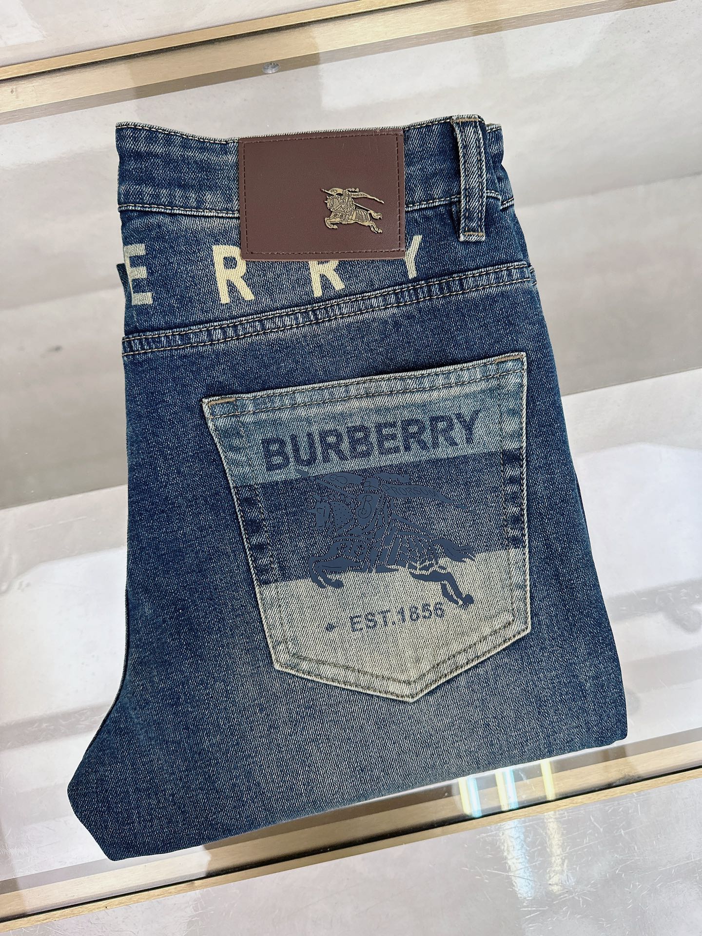 NO:654397,Burberry launches new men's jeans for autumn and winter 2025!  Heavy-duty washed denim fabric, customized fabric is softer and more comfortable than ordinary denim fabric!  Super-heavy industrial washing process and double process washing. The whole pair of pants has a comfortable feel, and the fineness and breathability are top-notch. All hardware brand logos are custom-made, and the materials are selected with the best attributes. The fabric has good elasticity and great comfort!  The low-key design style is simple and elegant. Size 29-40, burberry, jeans, alexander wang19860909巴宝莉 2025秋冬最新推出男士牛仔裤新品！重工水洗牛仔面料,定制面料和一般牛仔布料比起来,更加柔软舒适！超重工洗水工艺 双工艺洗水 整条裤子,手感舒适,细腻程度与透气效果堪称顶级,所有的五金品牌logo都是专模定做,材质都是选最好的属性.面料的弹性很好,舒适性非常棒！低调设计风格简洁大方.码数29-40,,burberry,jeans,alexander wang,Men's clothing