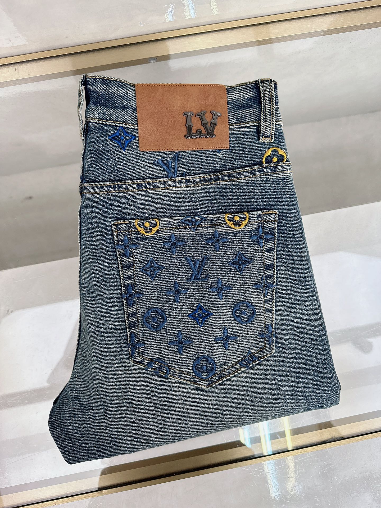 NO:654402,LV 2025 autumn and winter latest launch of new men’s jeans!  Heavy-duty washed denim fabric, customized fabric is softer and more comfortable than ordinary denim fabric!  Super-heavy industrial washing process and double process washing. The whole pair of pants has a comfortable feel, and the fineness and breathability are top-notch. All hardware brand logos are custom-made, and the materials are selected with the best attributes. The fabric has good elasticity and great comfort!  Low-key design style is simple and elegant. Size 29-40, Louis Vuitton, Jeans, Alexander Wang19860909LV 2025秋冬最新推出男士牛仔裤新品！重工水洗牛仔面料,定制面料和一般牛仔布料比起来,更加柔软舒适！超重工洗水工艺 双工艺洗水 整条裤子,手感舒适,细腻程度与透气效果堪称顶级,所有的五金品牌logo都是专模定做,材质都是选最好的属性.面料的弹性很好,舒适性非常棒！低调设计风格简洁大方.码数29-40,,louis vuitton,jeans,alexander wang,Men's clothing