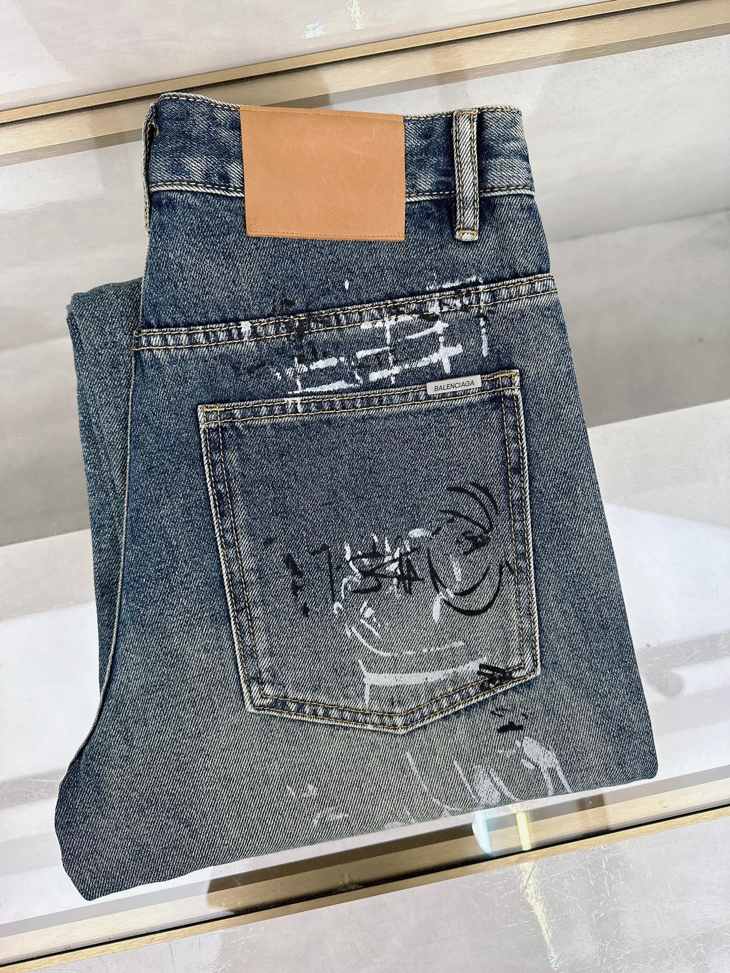 NO:654368,Balenciaga launches new men’s jeans for autumn and winter 2025!  Heavy-duty washed denim fabric, customized fabric is softer and more comfortable than ordinary denim fabric!  Super-heavy industrial washing process and double process washing. The whole pair of pants has a comfortable feel, and the fineness and breathability are top-notch. All hardware brand logos are custom-made, and the materials are selected with the best attributes. The fabric has good elasticity and great comfort!  The low-key design style is simple and elegant. Size 29-40, balenciaga, jeans, alexander wang19860909巴黎世家 2025秋冬最新推出男士牛仔裤新品！重工水洗牛仔面料,定制面料和一般牛仔布料比起来,更加柔软舒适！超重工洗水工艺 双工艺洗水 整条裤子,手感舒适,细腻程度与透气效果堪称顶级,所有的五金品牌logo都是专模定做,材质都是选最好的属性.面料的弹性很好,舒适性非常棒！低调设计风格简洁大方.码数29-40,,balenciaga,jeans,alexander wang,Men's clothing