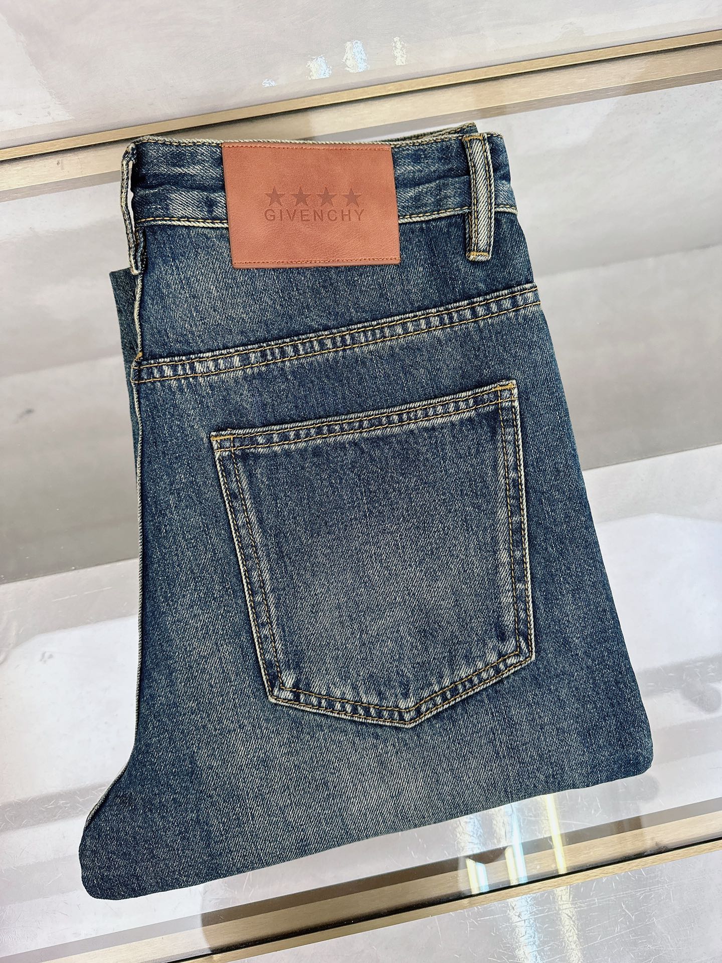 NO:654371,Givenchy launches new men's jeans for autumn and winter 2025!  Heavy-duty washed denim fabric, customized fabric is softer and more comfortable than ordinary denim fabric!  Super-heavy industrial washing process and double process washing. The whole pair of pants has a comfortable feel, and the fineness and breathability are top-notch. All hardware brand logos are custom-made, and the materials are selected with the best attributes. The fabric has good elasticity and great comfort!  Low-key design style is simple and elegant. Size 29-40,,givenchy,jeans,alexander wang19860909纪梵希 2025秋冬最新推出男士牛仔裤新品！重工水洗牛仔面料,定制面料和一般牛仔布料比起来,更加柔软舒适！超重工洗水工艺 双工艺洗水 整条裤子,手感舒适,细腻程度与透气效果堪称顶级,所有的五金品牌logo都是专模定做,材质都是选最好的属性.面料的弹性很好,舒适性非常棒！低调设计风格简洁大方.码数29-40,,givenchy,jeans,alexander wang,Men's clothing