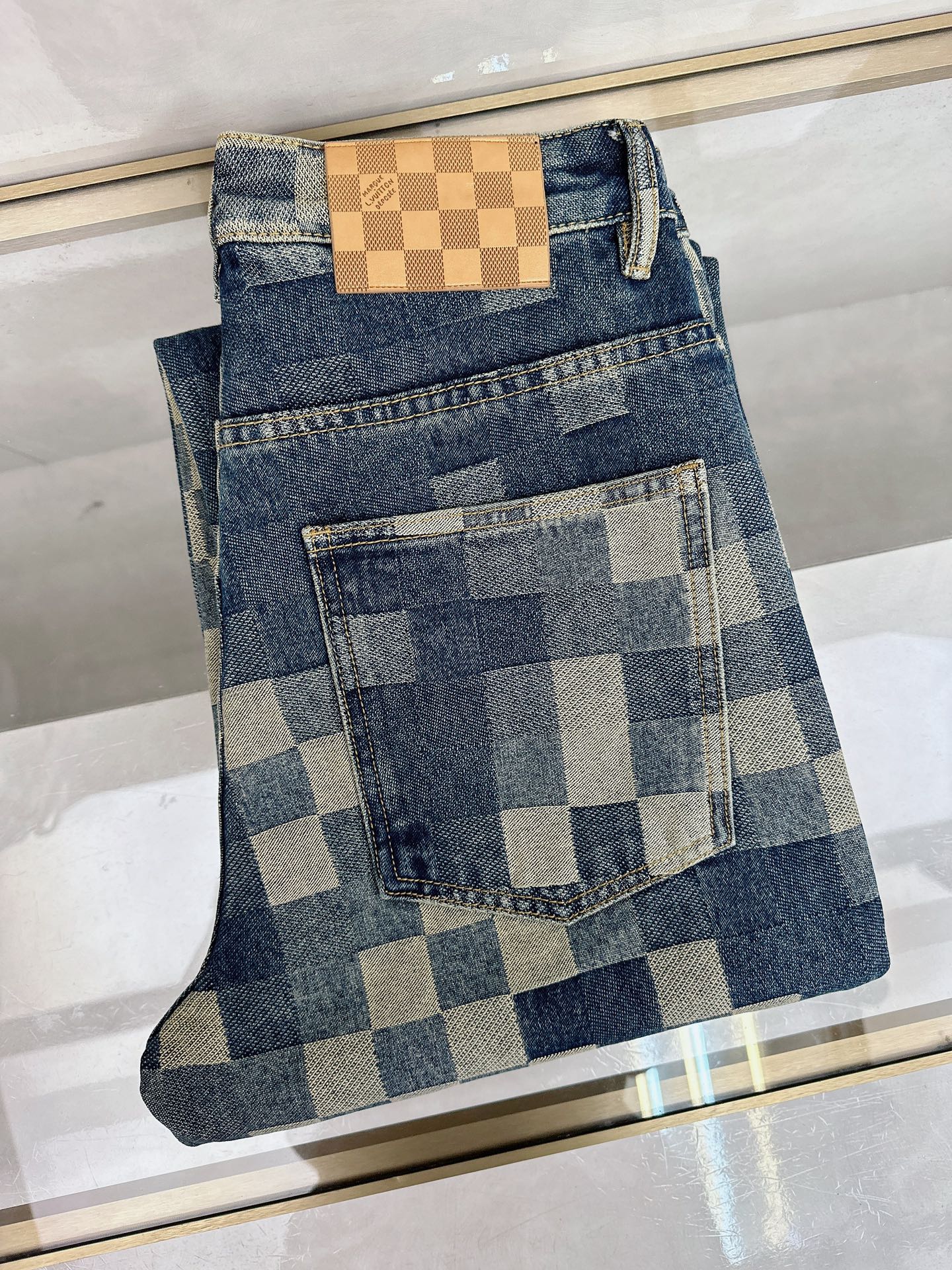 NO:654375,LV 2025 autumn and winter latest launch of new men’s jeans!  Heavy-duty washed denim fabric, customized fabric is softer and more comfortable than ordinary denim fabric!  Super-heavy industrial washing process and double process washing. The whole pair of pants has a comfortable feel, and the fineness and breathability are top-notch. All hardware brand logos are custom-made, and the materials are selected with the best attributes. The fabric has good elasticity and great comfort!  Low-key design style is simple and elegant. Size 29-40, Louis Vuitton, Jeans, Alexander Wang19860909LV 2025秋冬最新推出男士牛仔裤新品！重工水洗牛仔面料,定制面料和一般牛仔布料比起来,更加柔软舒适！超重工洗水工艺 双工艺洗水 整条裤子,手感舒适,细腻程度与透气效果堪称顶级,所有的五金品牌logo都是专模定做,材质都是选最好的属性.面料的弹性很好,舒适性非常棒！低调设计风格简洁大方.码数29-40,,louis vuitton,jeans,alexander wang,Men's clothing