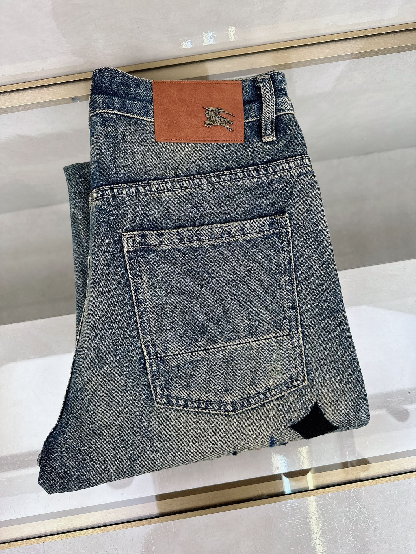 NO:654379,Burberry launches new men's jeans for autumn and winter 2025!  Heavy-duty washed denim fabric, customized fabric is softer and more comfortable than ordinary denim fabric!  Super-heavy industrial washing process and double process washing. The whole pair of pants has a comfortable feel, and the fineness and breathability are top-notch. All hardware brand logos are custom-made, and the materials are selected with the best attributes. The fabric has good elasticity and great comfort!  The low-key design style is simple and elegant. Size 29-40, burberry, jeans, alexander wang19860909巴宝莉 2025秋冬最新推出男士牛仔裤新品！重工水洗牛仔面料,定制面料和一般牛仔布料比起来,更加柔软舒适！超重工洗水工艺 双工艺洗水 整条裤子,手感舒适,细腻程度与透气效果堪称顶级,所有的五金品牌logo都是专模定做,材质都是选最好的属性.面料的弹性很好,舒适性非常棒！低调设计风格简洁大方.码数29-40,,burberry,jeans,alexander wang,Men's clothing