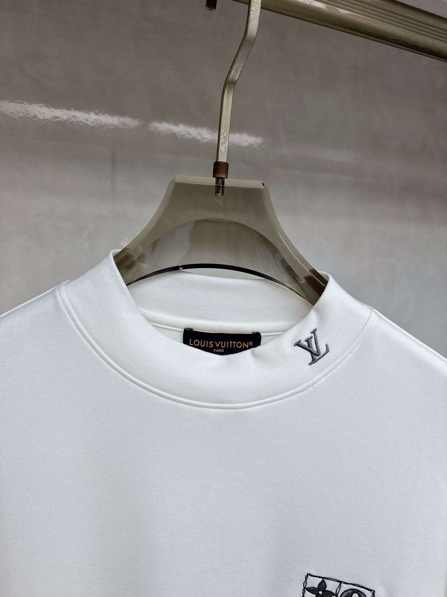 LV 2025秋冬专柜新款 时尚休闲打底衫长袖T恤，精选进口高密度双面拉架棉面料，精致原版logo打造，