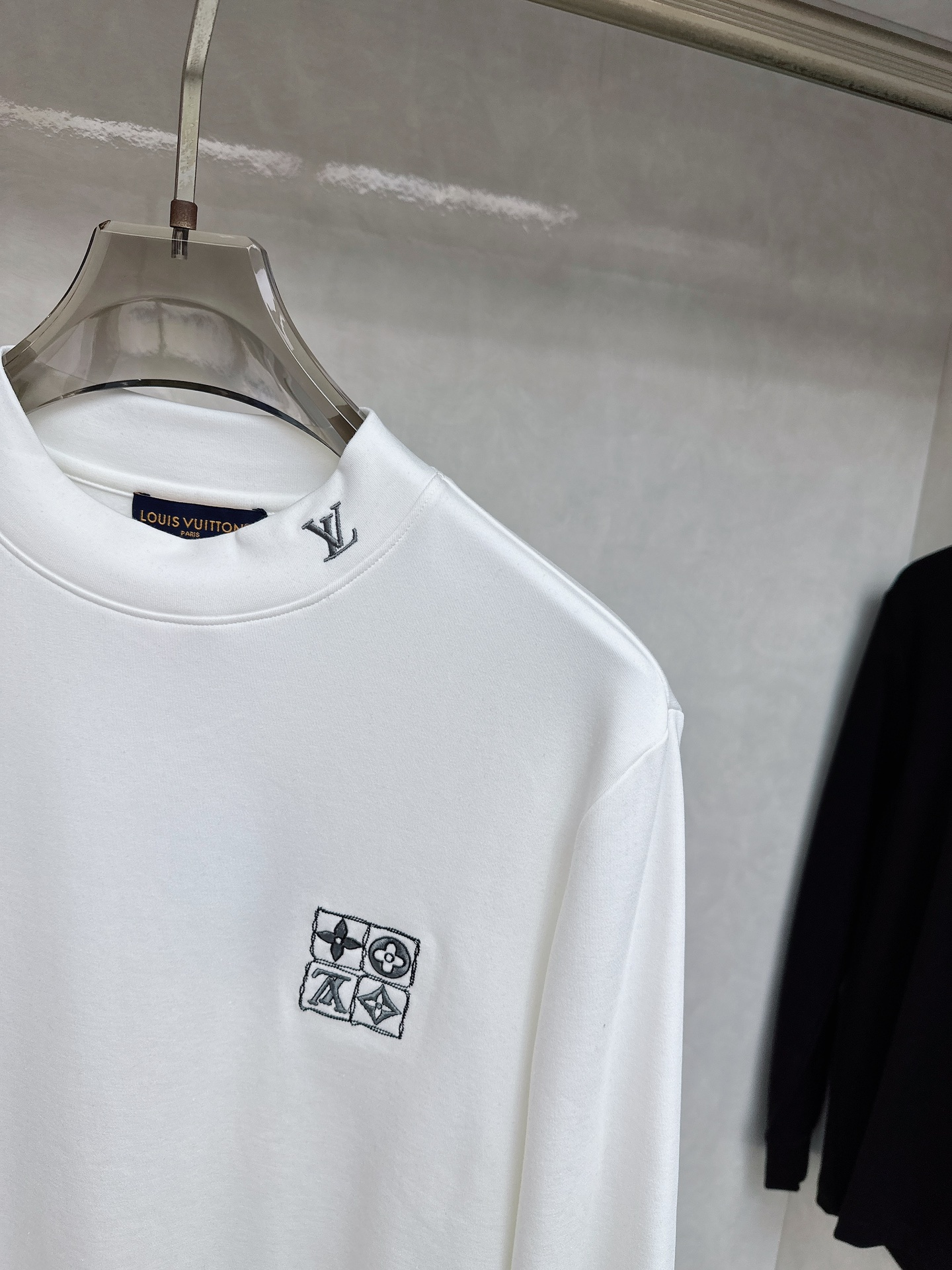 LV 2025秋冬专柜新款 时尚休闲打底衫长袖T恤，精选进口高密度双面拉架棉面料，精致原版logo打造，