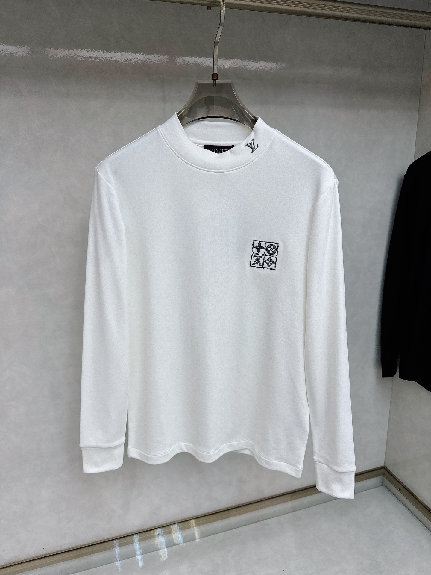 LV 2025秋冬专柜新款 时尚休闲打底衫长袖T恤，精选进口高密度双面拉架棉面料，精致原版logo打造，