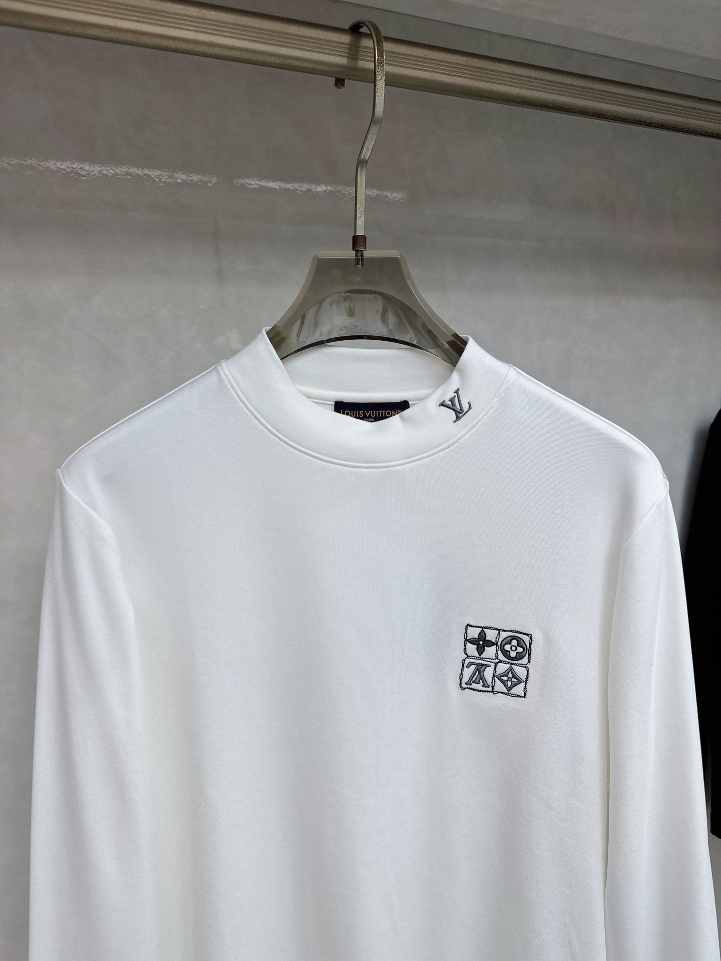 LV 2025秋冬专柜新款 时尚休闲打底衫长袖T恤，精选进口高密度双面拉架棉面料，精致原版logo打造，