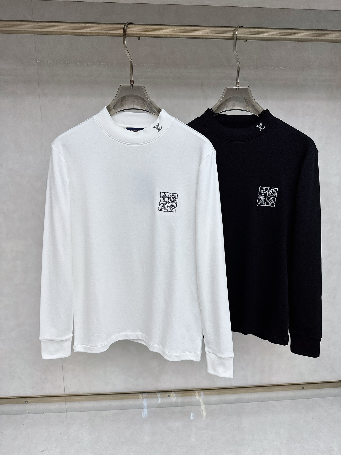LV 2025秋冬专柜新款 时尚休闲打底衫长袖T恤，精选进口高密度双面拉架棉面料，精致原版logo打造，