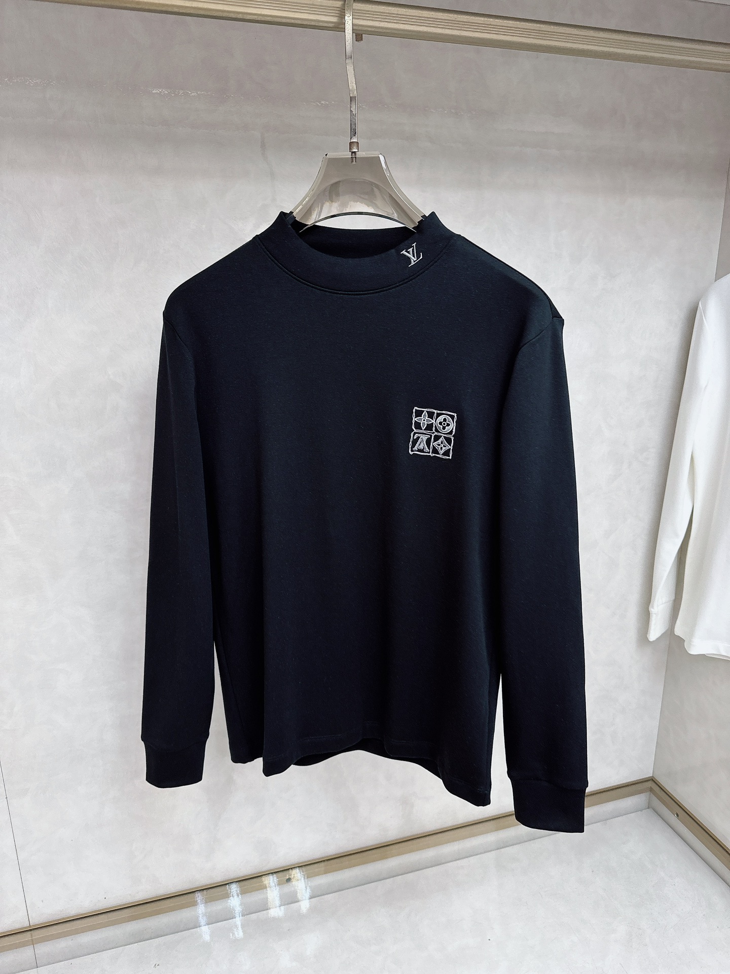 LV 2025秋冬专柜新款 时尚休闲打底衫长袖T恤，精选进口高密度双面拉架棉面料，精致原版logo打造，