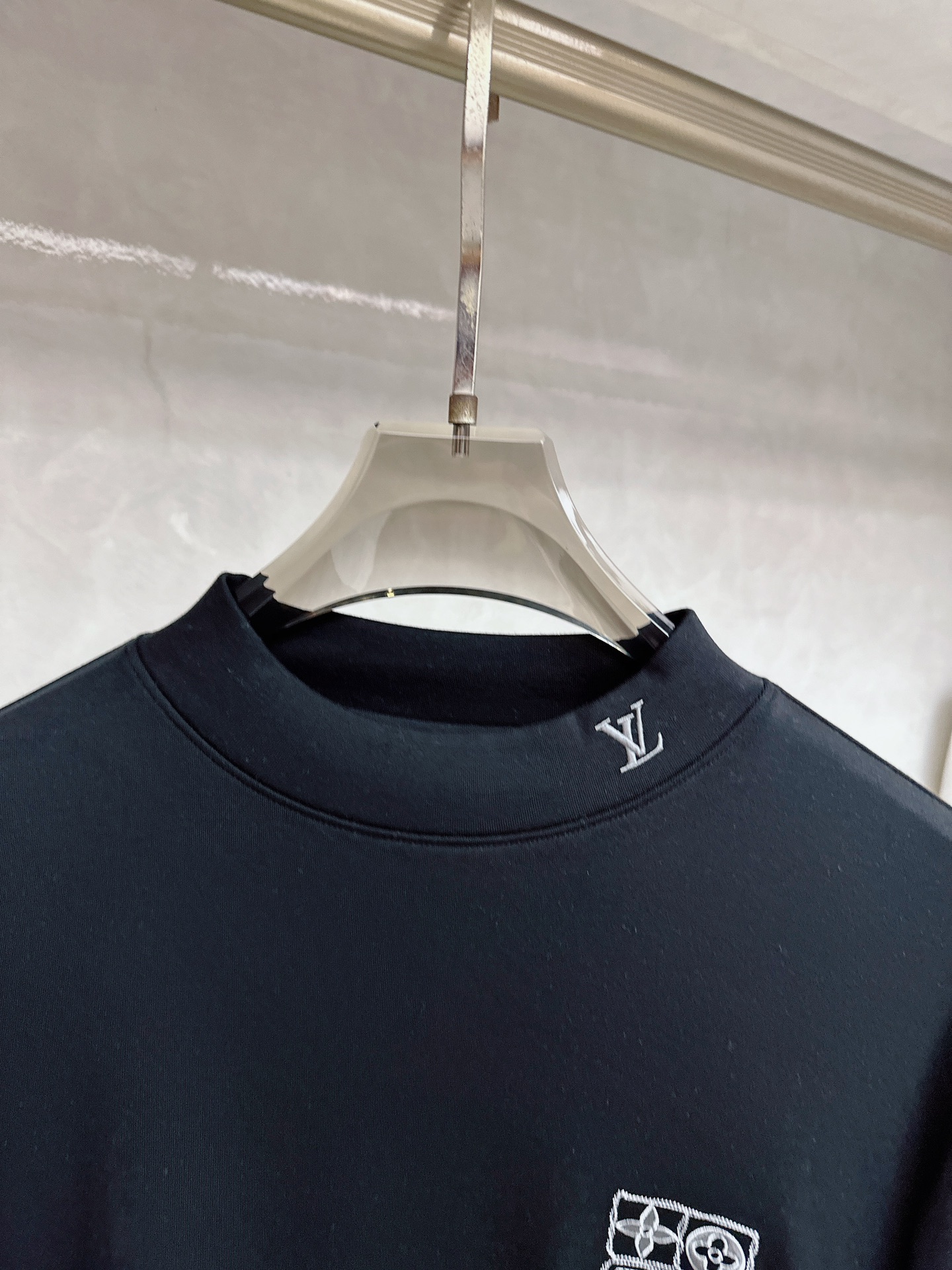LV 2025秋冬专柜新款 时尚休闲打底衫长袖T恤，精选进口高密度双面拉架棉面料，精致原版logo打造，